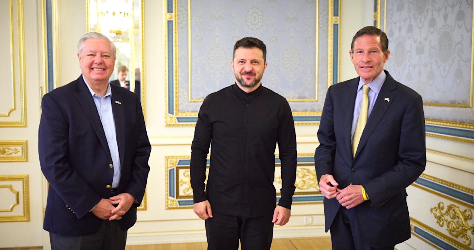 VIDEO: Stretnutie amerického vojnového štváča Lindseyho Grahama a ďalšieho jastraba Richarda Blumenthala so Zelenským tesne pred ukrajinskými dronovými útokmi na ruské vojenské letiská nebola náhoda. Silný vplyv a úlohu Deep state v konflikte na Ukrajine potvrdila účasť bývalého šéfa CIA Mikea Pompea v Odese