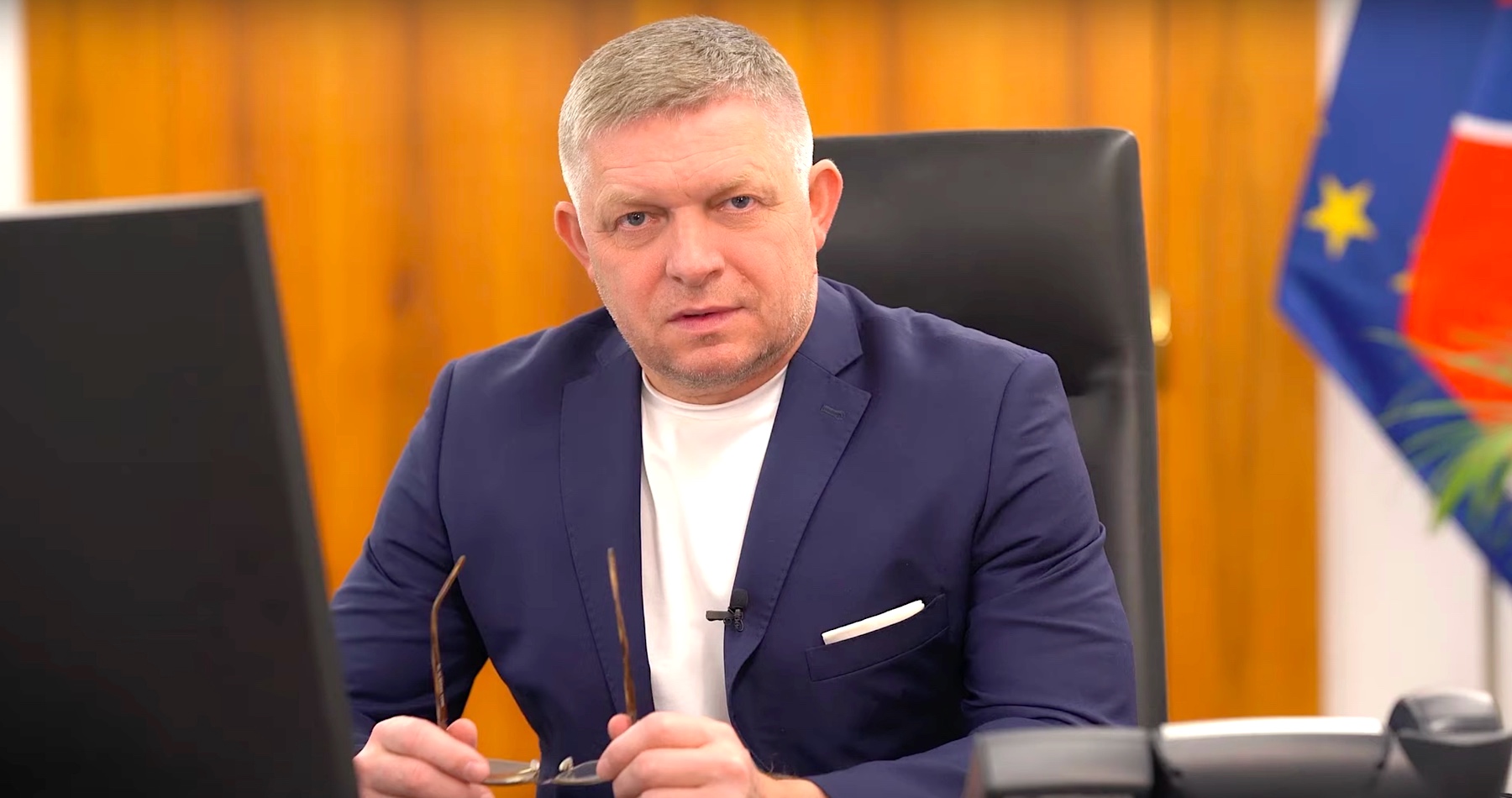 „Mienim dôrazne vystúpiť proti návrhu eurokomisie zastaviť úplne dodávky všetkého plynu, ropy a jadrového paliva z Ruska do štátov EÚ. Je to ideologické dobrodružstvo, ku ktorému neexistujú žiadne dopadové analýzy na konkurencieschopnosť a cenový vývoj energií v Európe,“ vyhlásil premiér Robert Fico a zároveň upozornil, že „Versaillská deklarácia“ síce pripúšťa znižovanie závislosti od Ruska, ale nie úplné zastavenie dodávok energií  