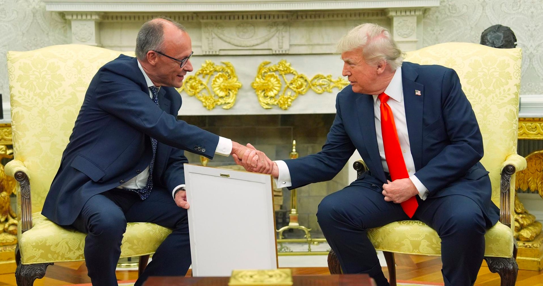 VIDEO: Trump sa v Bielom dome stretol s Merzom. Nemeckému kancelárovi povedal, že s jeho krajinou bude mať jeho vláda skvelé vzťahy a zdôraznil ich dôležitosť. Kritiku zo strany viceprezidenta JD Vancea, že Nemecko obmedzuje slobodu prejavu a prenasleduje opozičnú AfD šéf Bieleho ani slovom nezmienil 