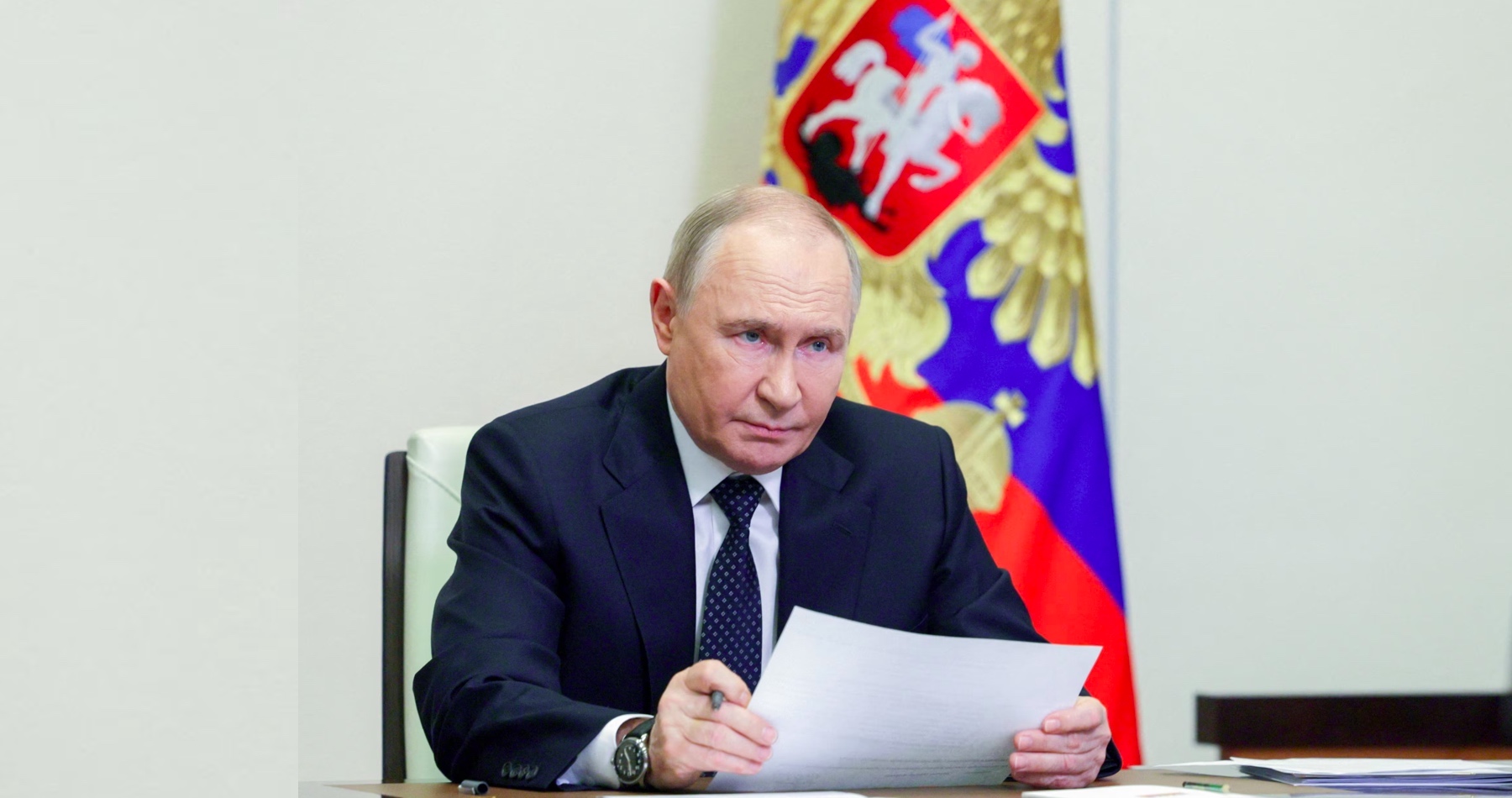 VIDEO: Kyjevský režim sa stáva teroristickou organizáciou a s teroristami vyjednávať nebudeme, vyhlásil  ruský prezident Vladimir Putin. Bývalý hlavný stratég amerického prezidenta Donalda Trumpa - Steve Bannon medzitým vyzval na zatknutie vojnového štváča Lindseyho Grahama, ktorý sa spoločne s Richardom Blumenthalom tesne pred ukrajinskými útokmi na ruské letecké základne stretol v Kyjeve so Zelenským