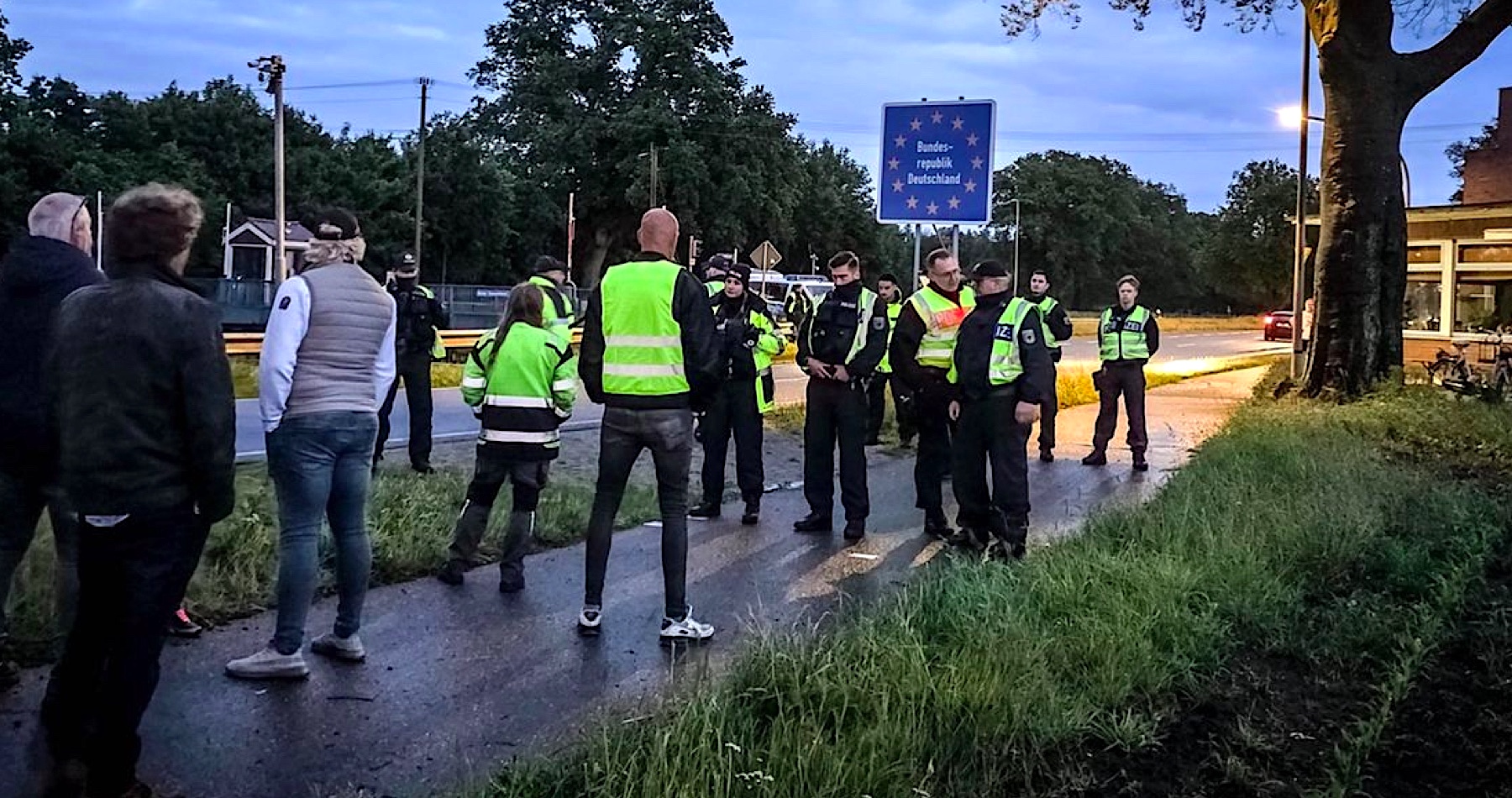VIDEO: Napětí ohledně azylové politiky v Nizozemsku roste. Nizozemci vzali věci do vlastních rukou. Kvůli migraci zastavují auta z Německa