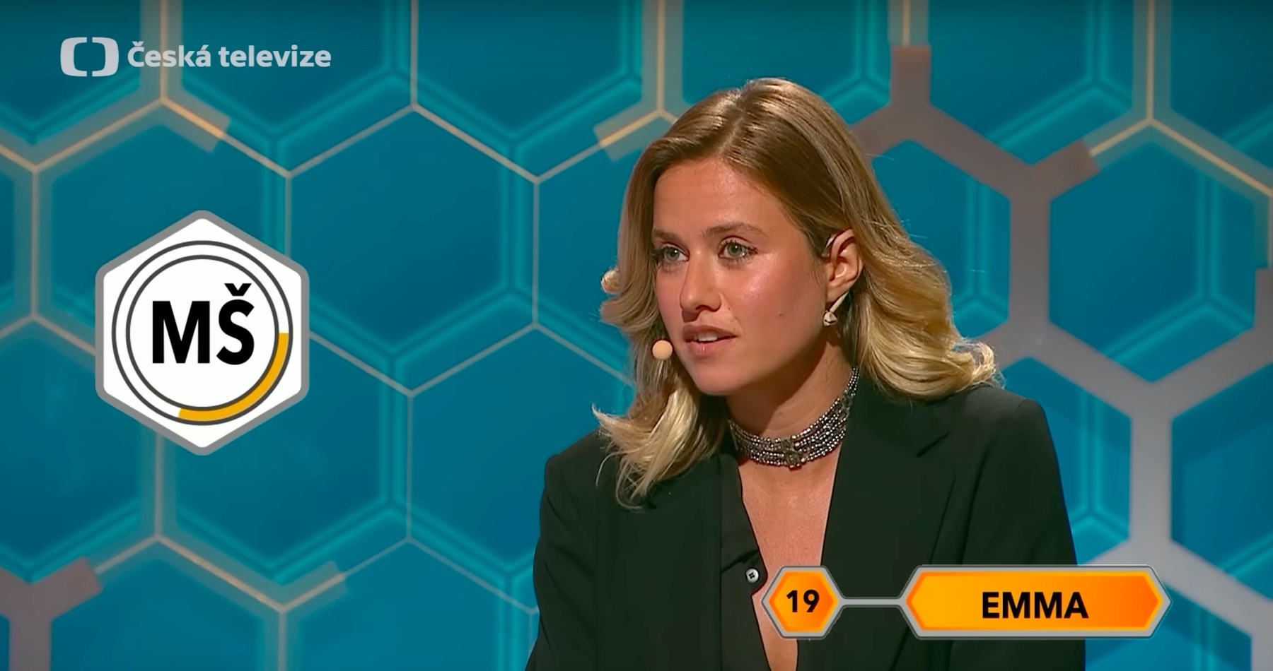 VIDEO: Vo vedomostnej súťaži Českej televízie AZ-kvíz sa šírila nenávisť voči ministerke Šimkovičovej. Súťažiaca snobka Emma Smetana nálepkovanie členky slovenskej vlády zaklincovala. Kultový srbský filmový režisér a scenárista Emir Kusturica pred pár rokmi v rozhovore s ňou nastavil zrkadlo jej nevedomosti