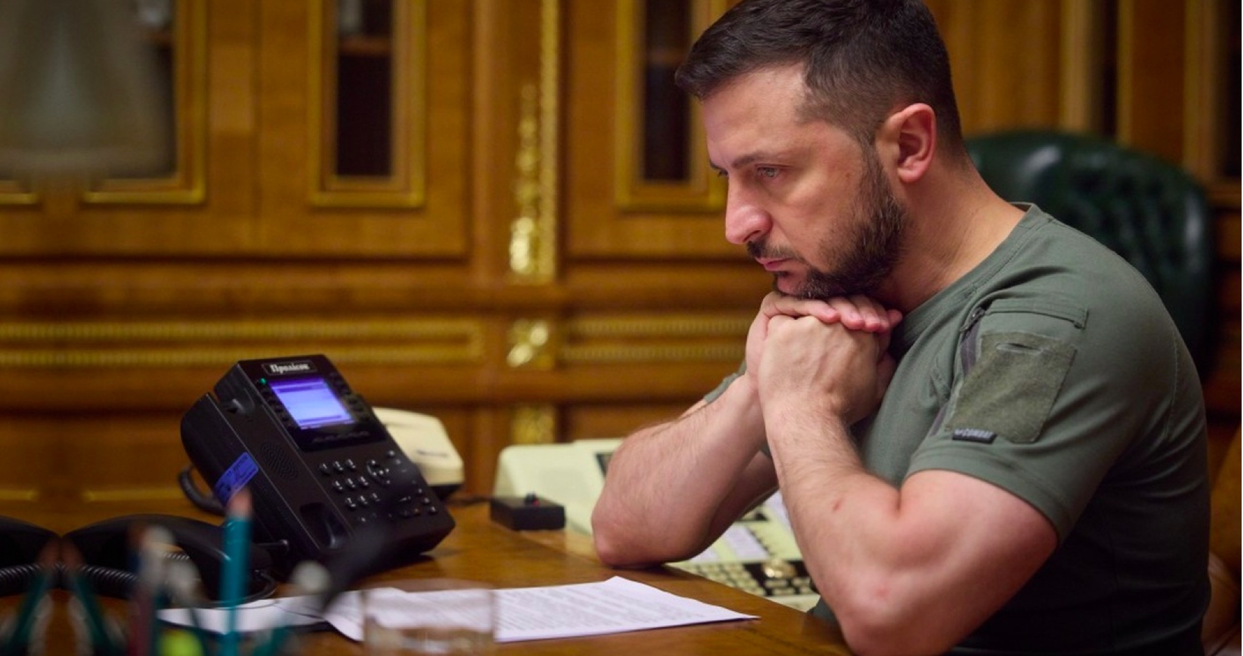 Zelenskyj podľa ukrajinského expremiéra buď odstúpi a utečie do iného štátu, alebo bude odstránený. Mykola Azarov tvrdí, že rozhodnutie o jeho konci na čele Ukrajiny už padlo vo Washingtone. Vodca kyjevského režimu vie, že vojnu s Ruskom nemôže vyhrať a snaží sa do nej zatiahnuť NATO, vyhlásil medzitým americký republikánsky senátor Tommy Tuberville a varoval, že situácia by mohla vyústiť do novej svetovej vojny