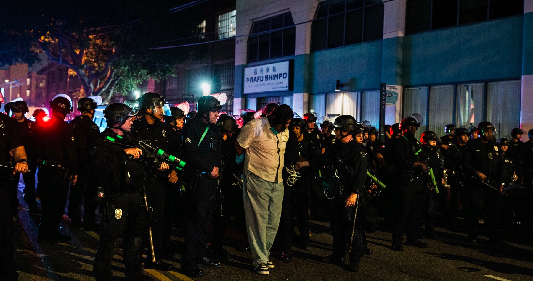 VIDEO: V centre Los Angeles kvôli pokračujúcim nepokojom začal platiť zákaz vychádzania. Polícia masovo zatýka tých, ktorí nariadenie nerešpektujú. Štáb radikálnej progresívnej televízie CNN bol eskortovaný preč z konfliktnej zóny. Protesty sa rozšírili aj do New Yorku, Atlanty, Chicaga, Filadelfie, Dallasu, Austinu a San Franciska. Povolanie Národnej gardy kvôli nim už avizoval aj texaský guvernér Greg Abbott