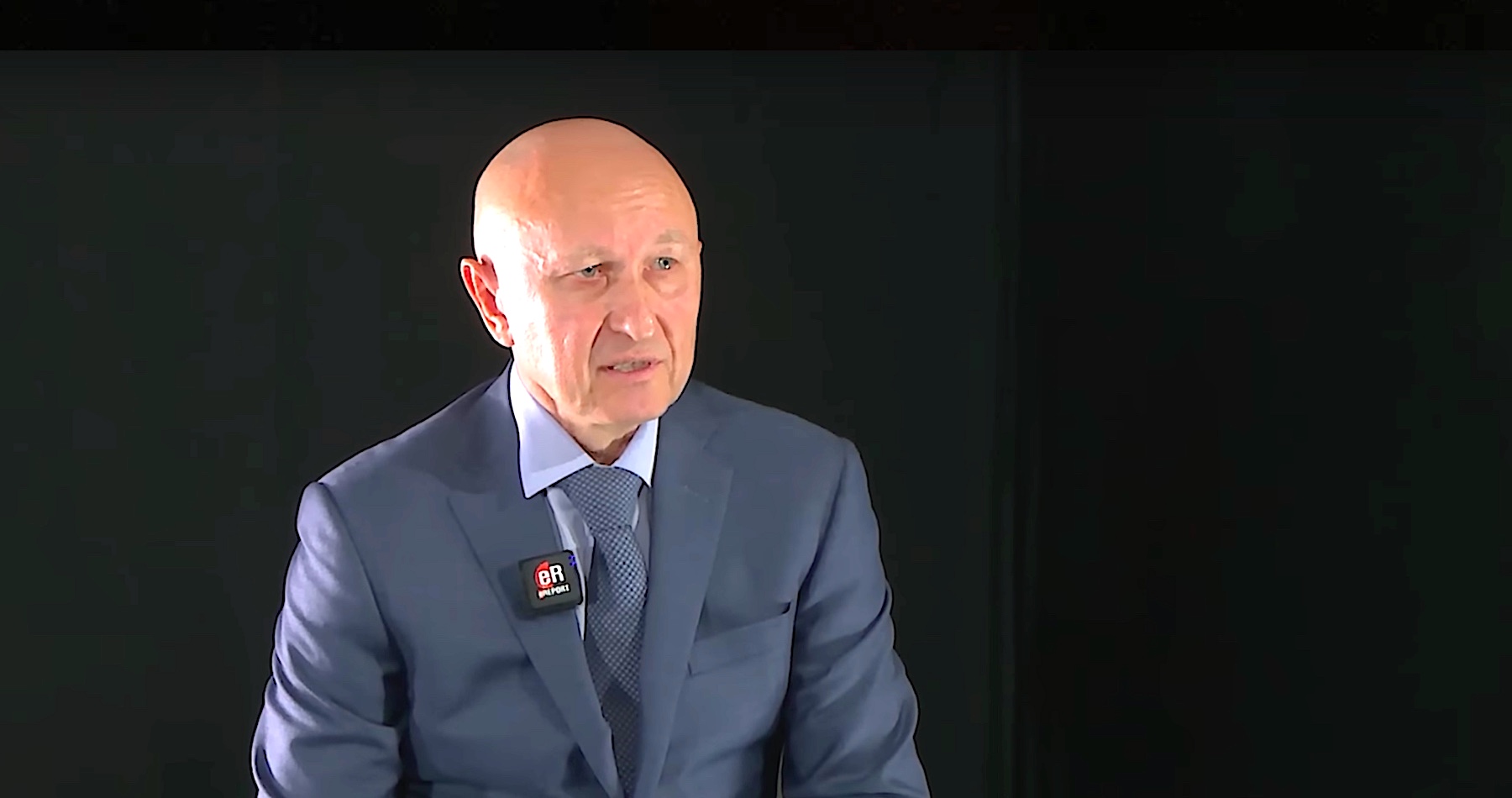 VIDEO: Zoro Kollár o ekonomicko-politickej situácii na Slovensku v dôsledku deštrukčného pôsobenia politikov vládnucich desaťročia po páde železnej opony, o zbytočnosti mnohých štátnych úradov, o dovolaní, ktoré v jeho trestnej kauze podal rezort spravodlivosti, ale aj o revolučnej dobe, ktorú žijeme a o svojom politickom projekte