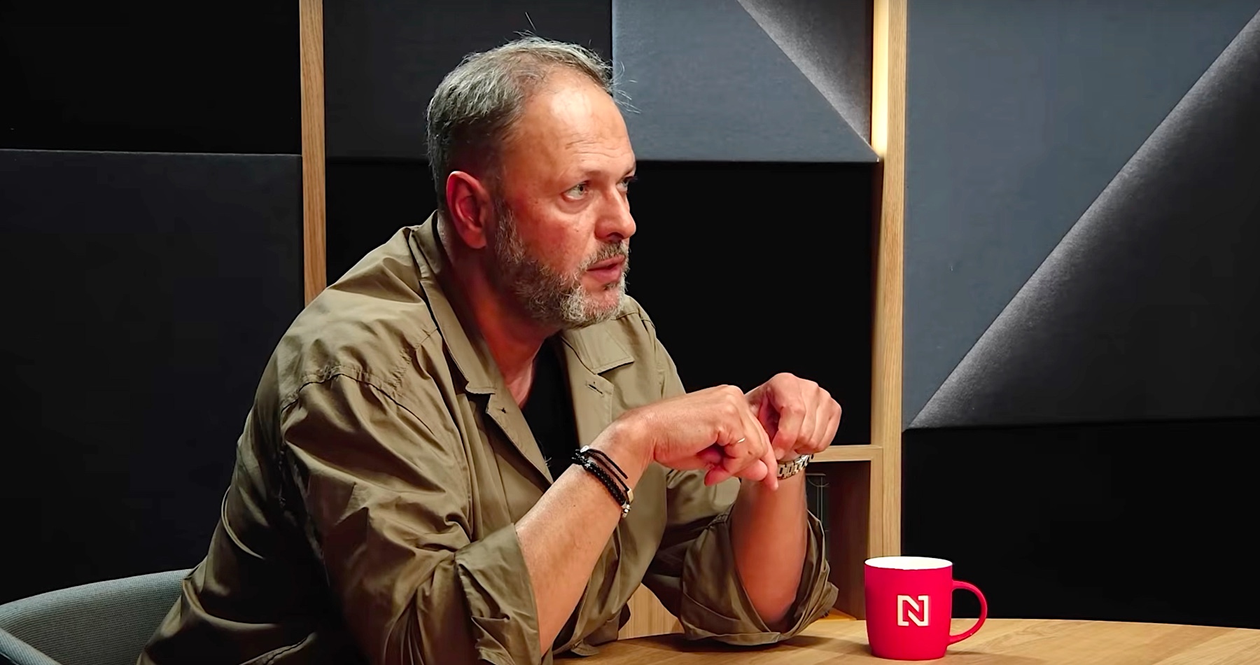 VIDEO: Verejnoprávna televízia STVR ruší propagandistickú diskusnú reláciu „Večera s Havranom“, v ktorej jednostranné názory na udalosti a svet bohorovne prezentovali ľudia s elitárskym a progresívno-liberálnym pohľadom na spoločensko-politické dianie bez názorových oponentov. „Nie každý môže hulákať čo chce na ulici a mať pocit, že s tým môže ísť do televízie. Neviem, čo je to liberálna propaganda. Nálepky elitár tu boli v 50-tych rokov 20. storočia. Zdravý sedliacky rozum vedie k tragédiám,“ reagoval moderátor, ktorý v rozhovore pre Denník N prišiel selektívne o pamäť, keď nevedel reagovať na argumenty o jeho cenzorskej a propagandistickej pracovnej metóde