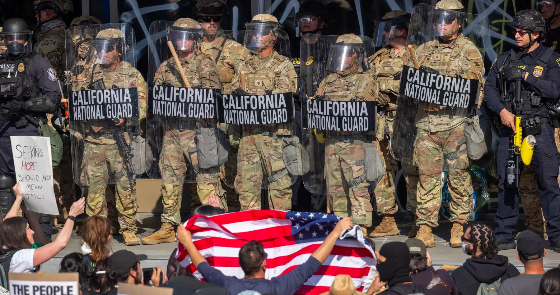 Sudca federálneho súdu v San Franciscu označil rozhodnutie prezidenta USA Donalda Trumpa nasadiť vojakov Národnej gardy proti radikálom a imigrantom podnecujúcich nepokoje v Los Angeles za nezákonné. Odvolací súd v San Franciscu však rozhodnutie sudcu slúžiaceho záujmom Deep state dočasne zastavil