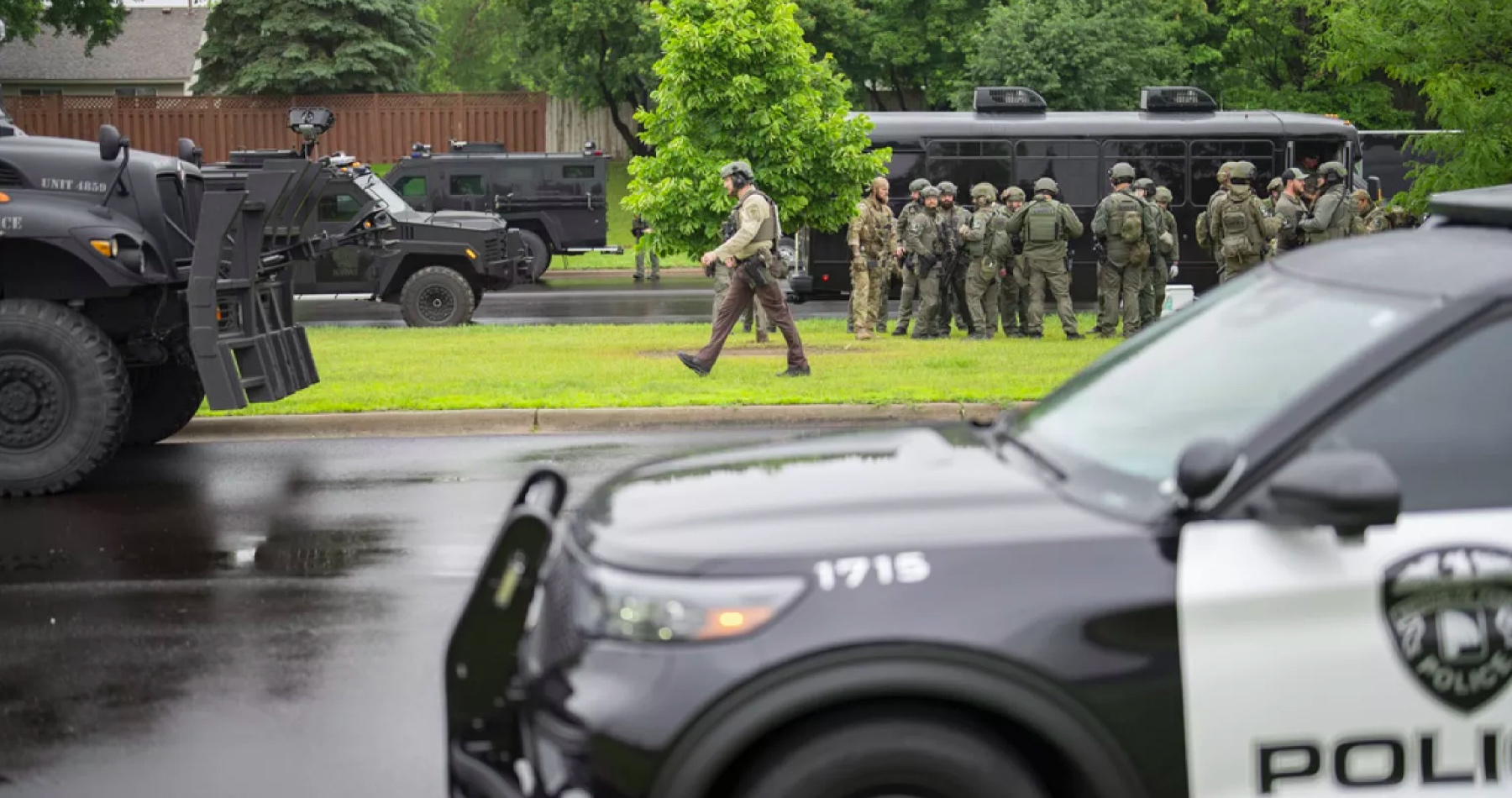 VIDEO: Strelec v policajnej uniforme zabil členku americkej Snemovne reprezentantov a jej muža, postrelil aj senátora štátu Minnesota s manželkou. Prezident USA Donald Trump útok odsúdil. Strieľalo sa aj na antitrumpovskom proteste