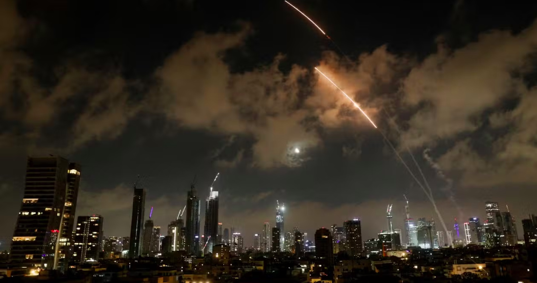 VIDEO: Irán tvrdí, že získal kontrolu nad izraelským nebom a vyzval obyvateľov veľkých izraelských miest ako Haifa a Tel Aviv na evakuáciu. „Boj sa práve začína. Teroristickému sionistickému režimu musíme dať ráznu odpoveď a nepreukážeme mu žiadne zľutovanie,“ vyhlásil iránsky najvyšší vodca ajatolláh Alí Chameneí po odpálení iránskych nadzvukových rakiet Fattáh na Izrael