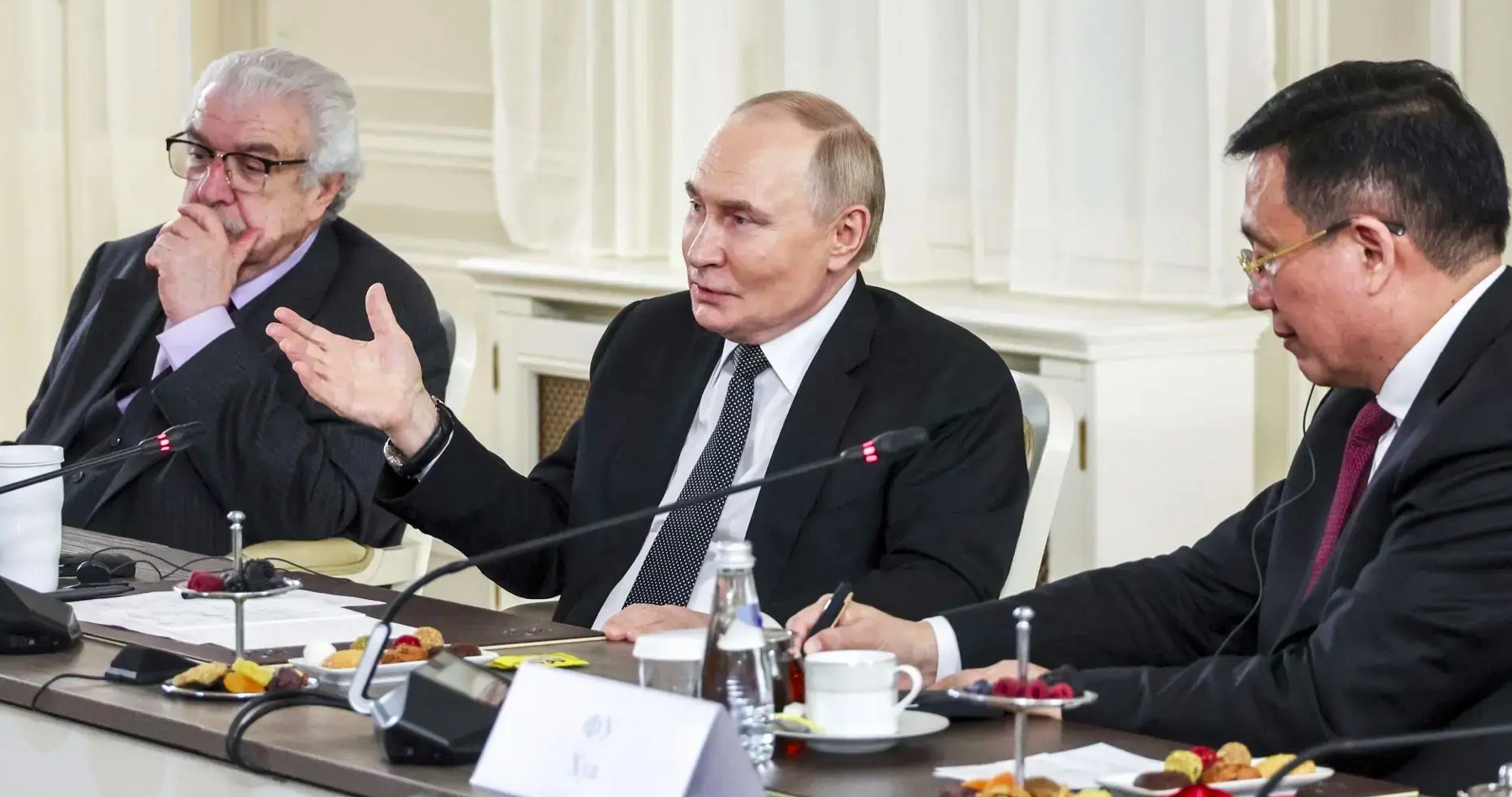 VIDEO: Putin nemá obavy z toho, že NATO zvyšuje svoje výdavky na zbrojenie. Ruský prezident vyhlásil, že jeho krajina je schopná zastaviť všetky hrozby zo strany Severoatlantickej aliancie. Rétoriku, že Rusko predstavuje hrozbu pre NATO, označil za „nepredstaviteľnú lož“, ktorú používajú západné vlády na ospravedlnenie zvyšovania daní a presmerovania verejných prostriedkov do vojensko-priemyselného komplexu