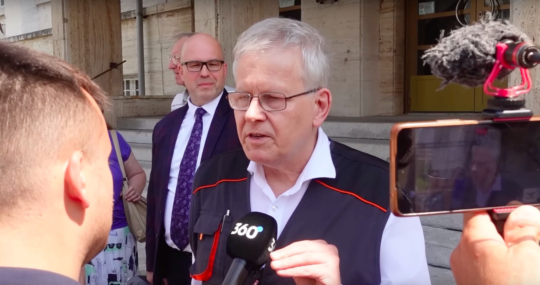 VIDEO: Lekár Peter Lipták sa postavil pred súd kvôli obžalobe za prečin podnecovania, pretože na verejnom zhromaždení v decembri 2020 vyzýval nerešpektovať totalitné Mikasove opatrenia a covidovú šikanu. „Som nevinný,“ vyhlásil