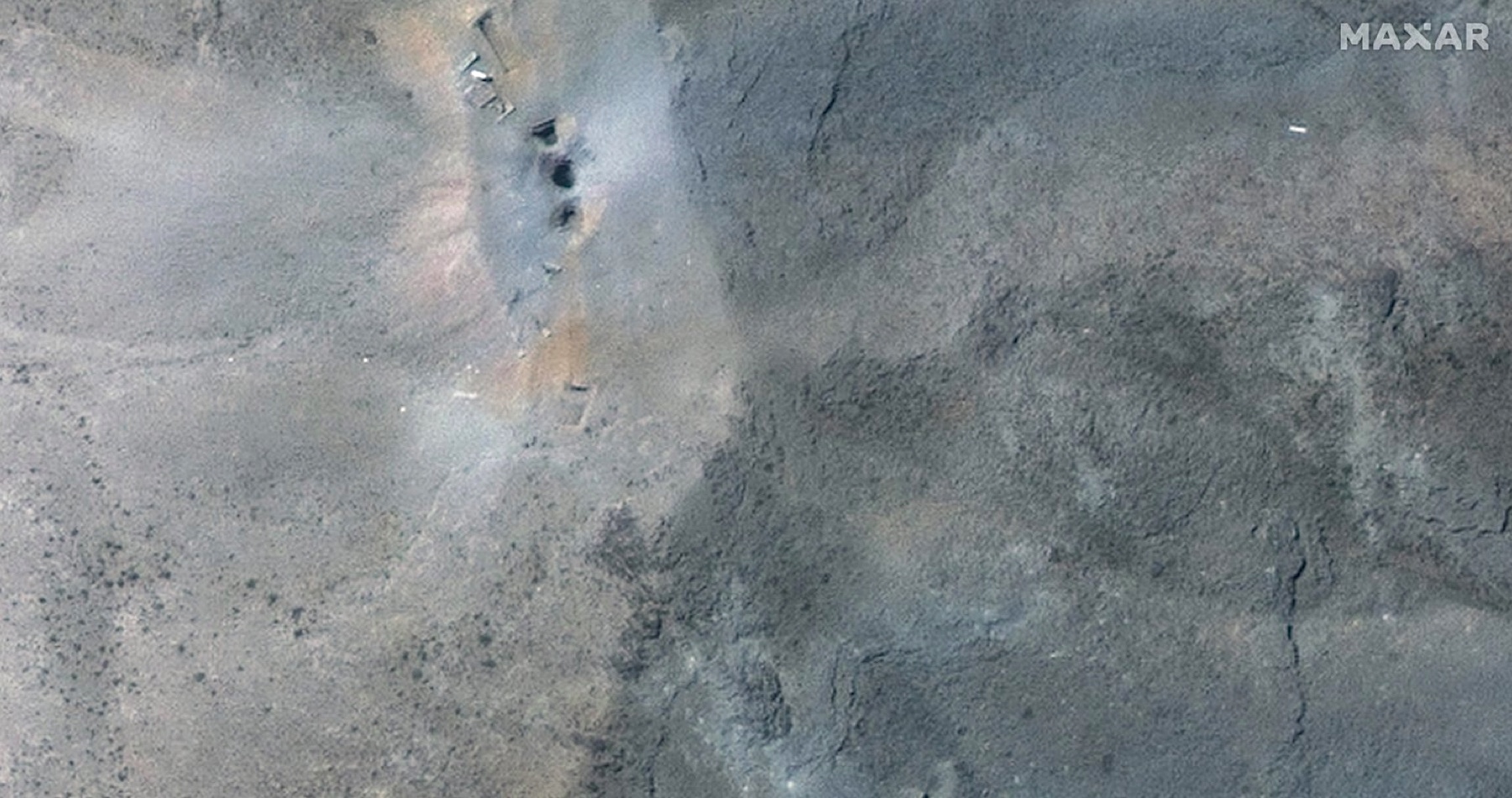 VIDEO: Satelitné snímky firmy Maxar po útokoch amerických bombardérov na iránske jadrové zariadenia ukazujú, že protibunkrové bomby zlyhali a explodovali na povrchu skalného masívu rovnako ako pred rokmi v Afganistane pri úderoch na jaskynný komplex Tora Bora. Vysokopostavený poradca iránskeho vyjednávacieho tímu pre jadrové otázky profesor Mohamed Marandí tvrdí, že americké útoky nespôsobili veľké škody a nevylúčil, že údery nariadené Donaldom Trumpom boli vykonané tak, aby prezident USA upokojil vplyvných sionistov vo svojom okolí
