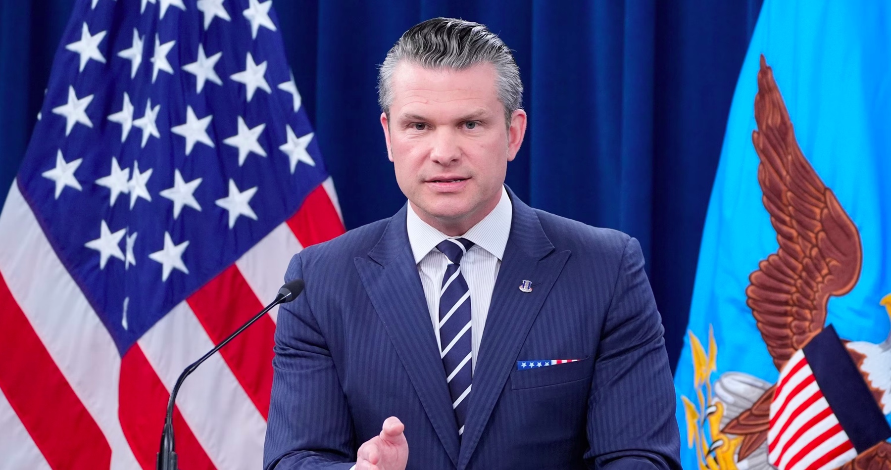 VIDEO: „Cieľom amerických útokov nebola zmena režimu v Iráne, ale iránsky jadrový program a obrana Izraela,“ vyhlásil šéf Pentagónu Pete Hegseth. Prázdne jadrové zariadenie sú vraj po úderoch amerických strategických bombardérov terz vážne poškodené a zničené. „USA sa odhalili, že stoja za vojenským ťažením Izraela proti Iránu,“ skonštatoval iránsky prezident Masúd Pezeškiján. Americký viceprezident JD Vance vraj vôbec nie je nadšený tým, že Netanjahu zaťahuje Spojené štáty do vojny s Iránom. „Trump prišiel o svoju voličskú základňu, lebo zradil svojich stúpencov. USA vstúpili do vojny v mene Izraela po tom, ako ich do nej zatiahol Deep State a spiace bunky Mossadu,“ uviedol ruský filozof Alexander Dugin
