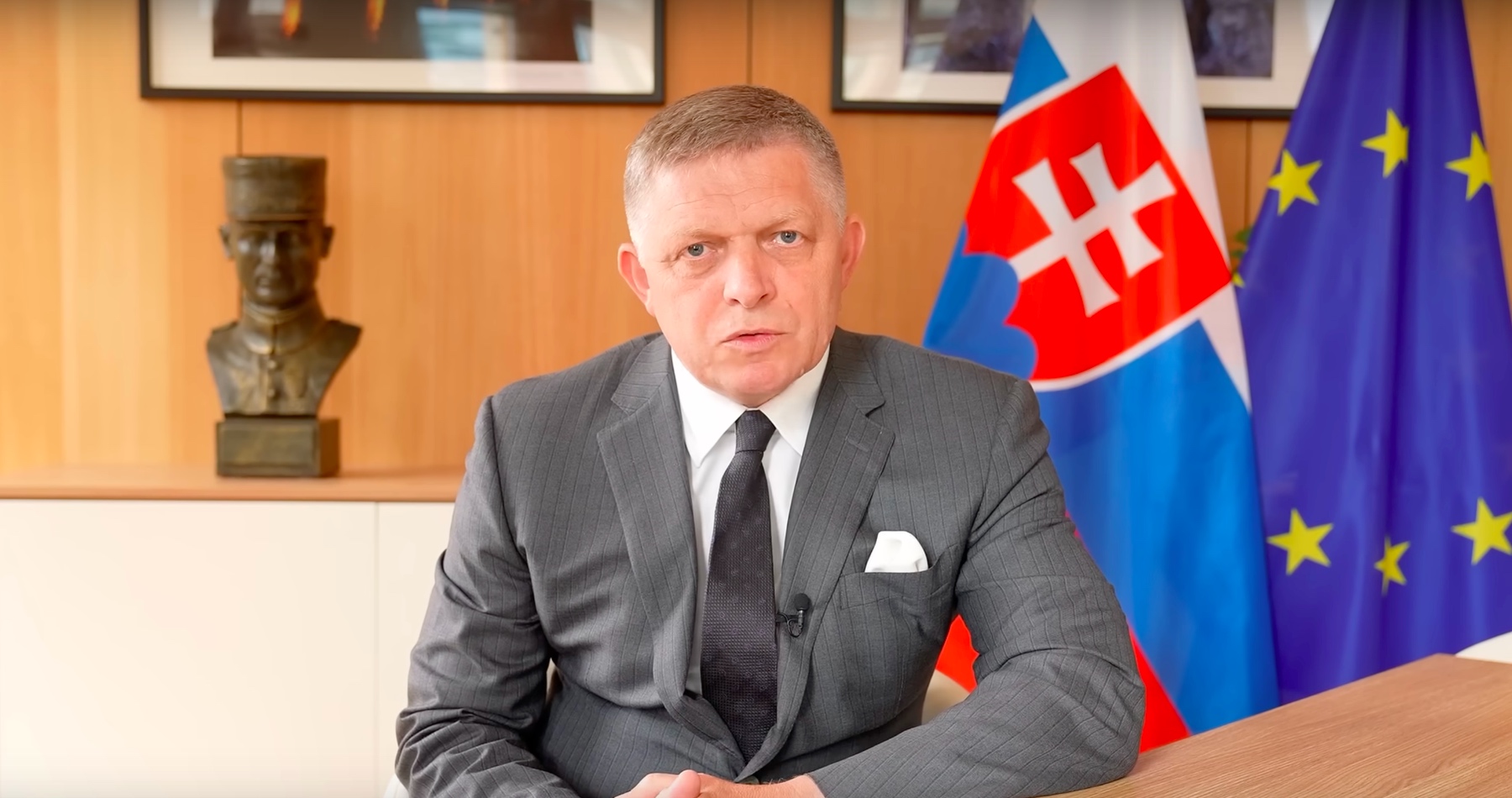 VIDEO: Premiér Fico  po skončení jednodňového summitu EÚ zopakoval, že Slovensko nepodporí 18. balík protiruských sankcií. Vysvetlil, že závery Európskej rady k Ukrajine na rozdiel od maďarského premiéra Orbána podporil, lebo Slovensko neodmieta členstvo Ukrajiny v EÚ. Zároveň obvinil Danka, že sa z absolútnej nevedomosti do neho v zásadných zahranično-politických otázkach naváža. Predsedovi SNS preto odkázal, aby nepriateľov hľadal v opozícii a nie medzi ľuďmi, ktorí ho celý čas podporovali a podporujú