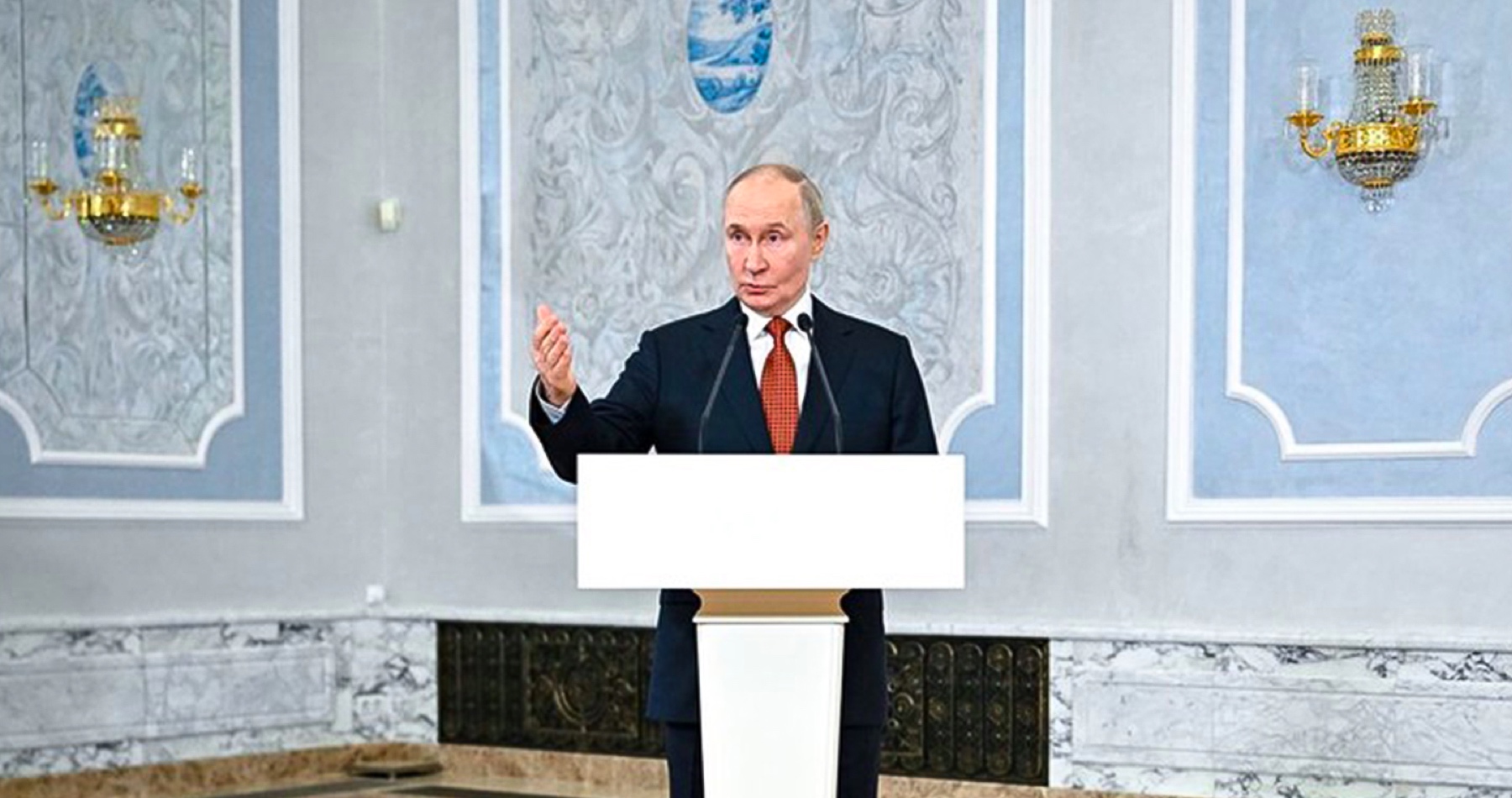 VIDEO: „Vďaka prezidentovi USA Donaldovi Trumpovi sa vzťahy medzi Ruskom a Spojenými štátmi začínajú stabilizovať,“ vyhlásil ruský prezident Vladimir Putin. Súčasného šéfa Bieleho domu označil za odvážneho človeka, ktorého si veľmi váži. Mierové návrhy, ktoré si vymenili Rusko a Ukrajina, sú podľa neho „neprekvapujúco“ absolútne protichodné. Dodal však, že ruskí a ukrajinskí vyjednávači sú v neustálom kontakte a pravidelne si telefonujú