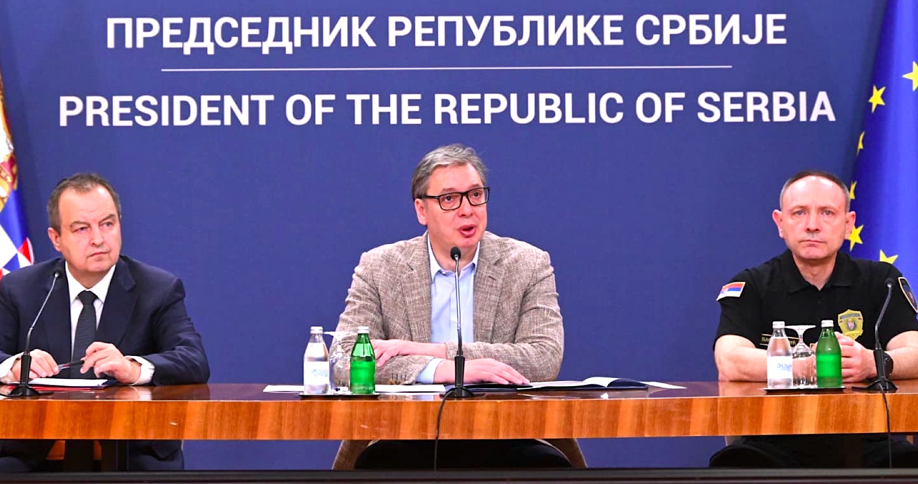 VIDEO: Srbský prezident Aleksandar Vučič odmietol ustúpiť tlaku ulice, ktorá sa dožaduje vypísania predčasných volieb. „Nebude žiadne vyjednávanie s teroristami,“ vyhlásil a demonštrantom odkázal, že nedokážu poraziť Srbsko násilím tak, ako niektorí chceli