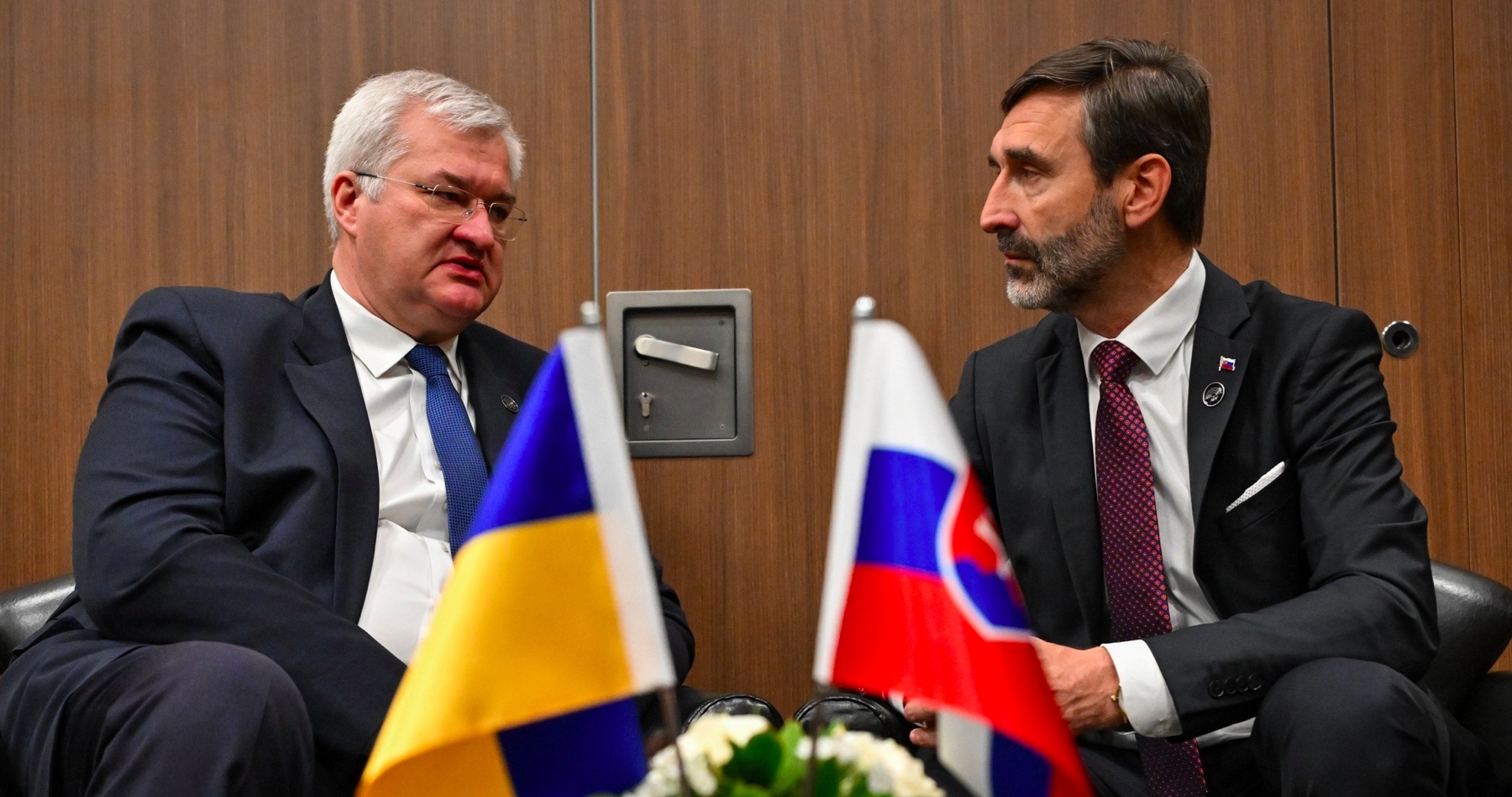 Minister zahraničia Juraj Blanár hovoril o potrebe nájsť spôsob spolupráce s Ruskom a odpustiť mu. Vojna medzi Ruskom a NATO by podľa neho bola tretia svetová. Jeho ukrajinský náprotivok ho za to skritizoval