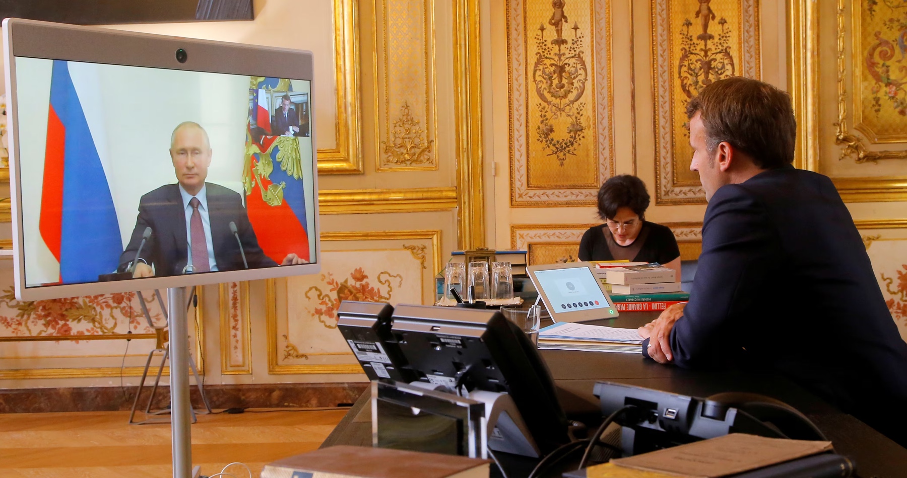 Vladimir Putin a Emmanuel Macron po takmer troch rokoch spolu telefonovali o situácii na Ukrajine a na Blízkom východe. Ruský prezident svojmu francúzskemu náprotivkovi povedal, že pre dlhodobé urovnanie konfliktu na Ukrajine je potrebné odstrániť jeho „základné príčiny“ a vychádzať „z reálnej situácie na bojisku“