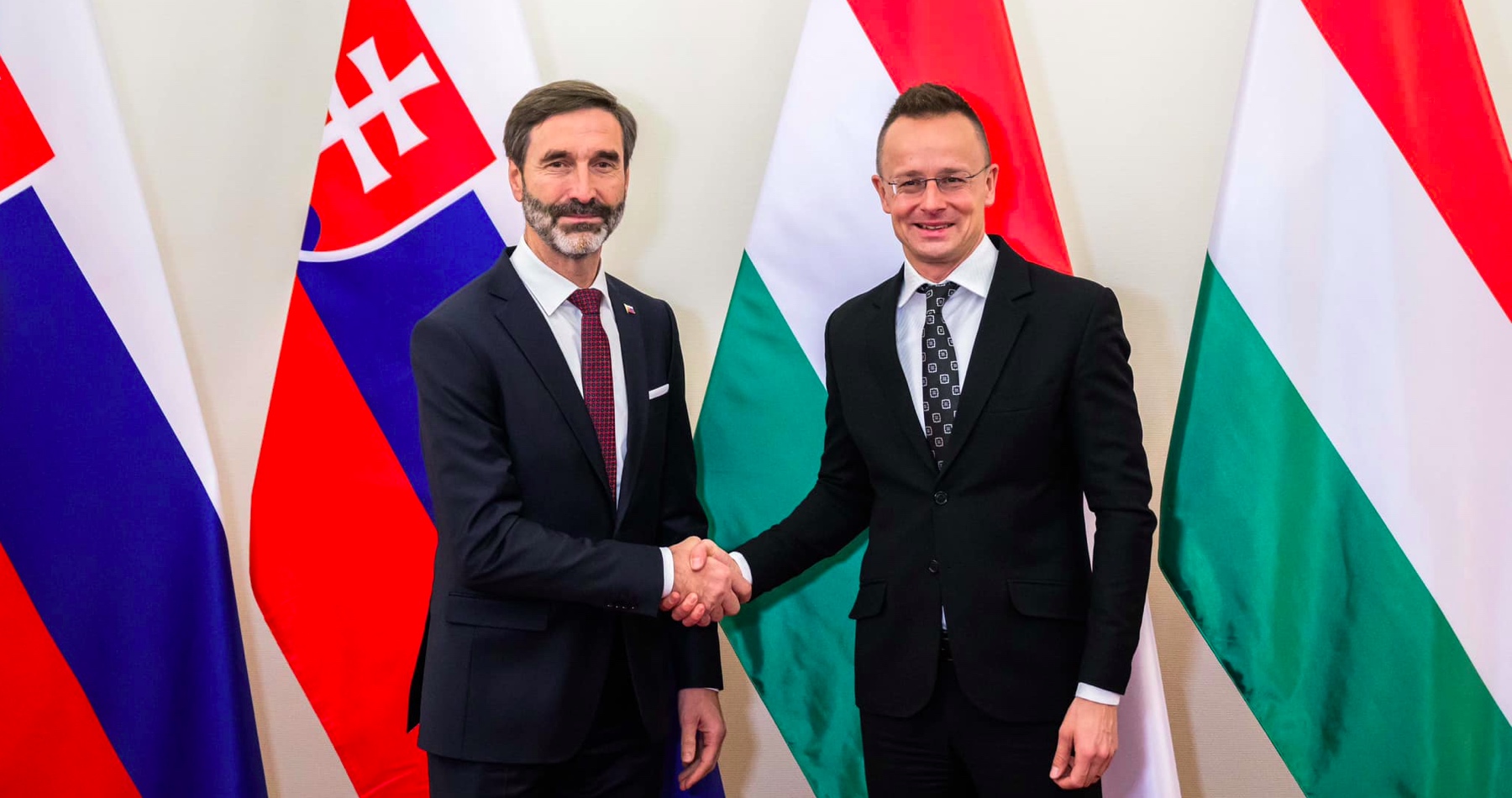 „Maďarsko bude naďalej úzko spolupracovať so Slovenskom na ochrane našich národných záujmov,“ vyhlásil šéf maďarského rezortu diplomacie Péter Szijjártó po telefonáte so slovenským ministrom zahraničia Jurajom Blanárom
