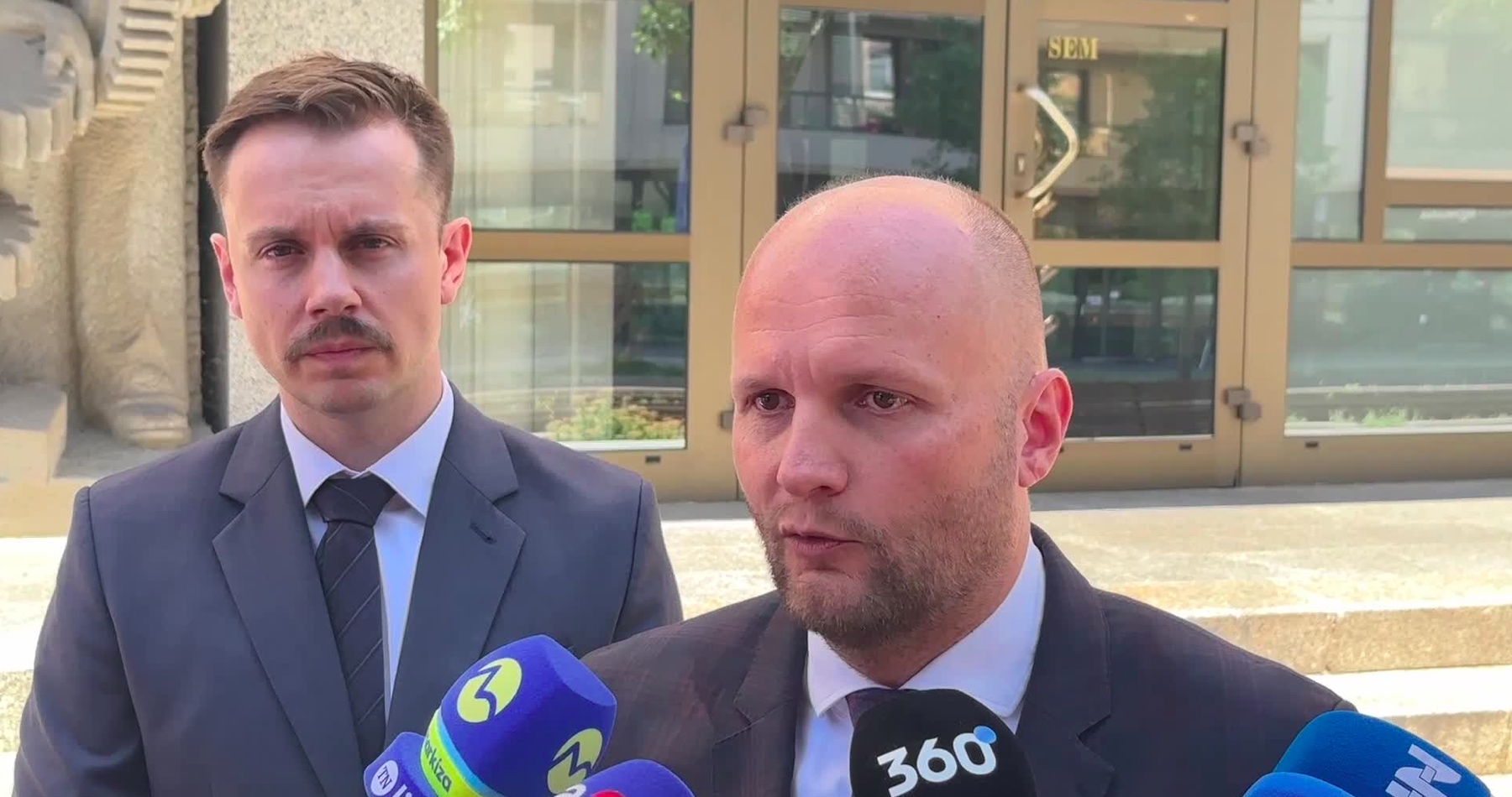 VIDEO: Exminister obrany Jaroslav Naď po návrate z Kanady vypovedal na polícii v kauze darovania slovenskej munície Ukrajine. „Obvinený som nebol. Myslím si, že sa preukázalo to, čo som hovoril úplne od začiatku,“ vyhlásil vysmiaty po výsluchu v budove policajného prezídia