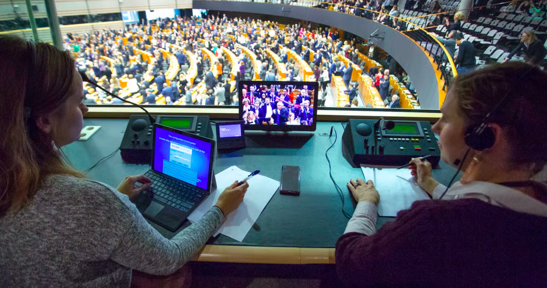 Eurokomisia prepustila tlmočníčku, ktorá si v decembri počas rokovania európskych predstaviteľov s Volodymyrom Zelenským písala poznámky. Nabonzovali ju českí tlmočníci