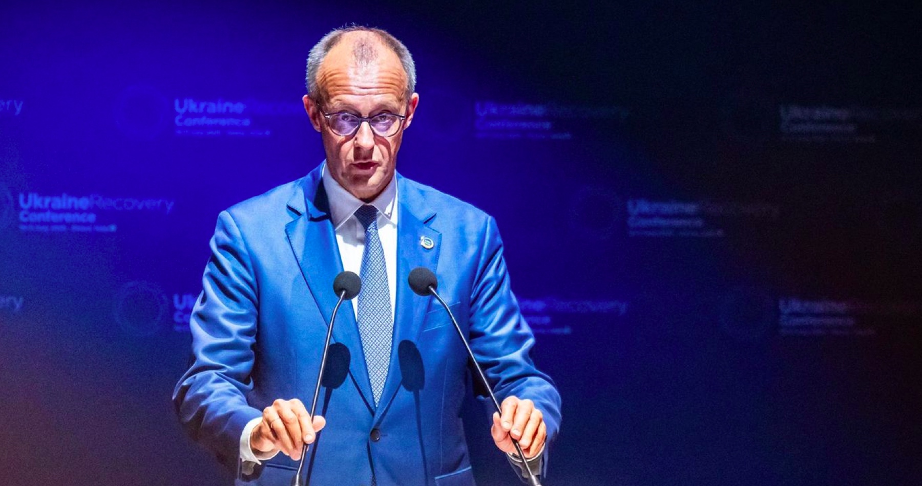 VIDEO: Nemecký führer Friedrich Merz sa na konferencii o obnove Ukrajiny v Ríme vyhrážal Vladimirovi Putinovi aj Robertovi Ficovi. Sťažoval sa na Slovensko, že odmieta podporiť ďalší balík protiruských sankcií. Amerického prezidenta Donalda Trumpa vyzval stáť po boku vojnových štváčov v Európe. Slovenský premiér hovorí o neprijateľných vyjadreniach a konci demokracie, ak bude naďalej pokračovať prístup jediného povinného názoru