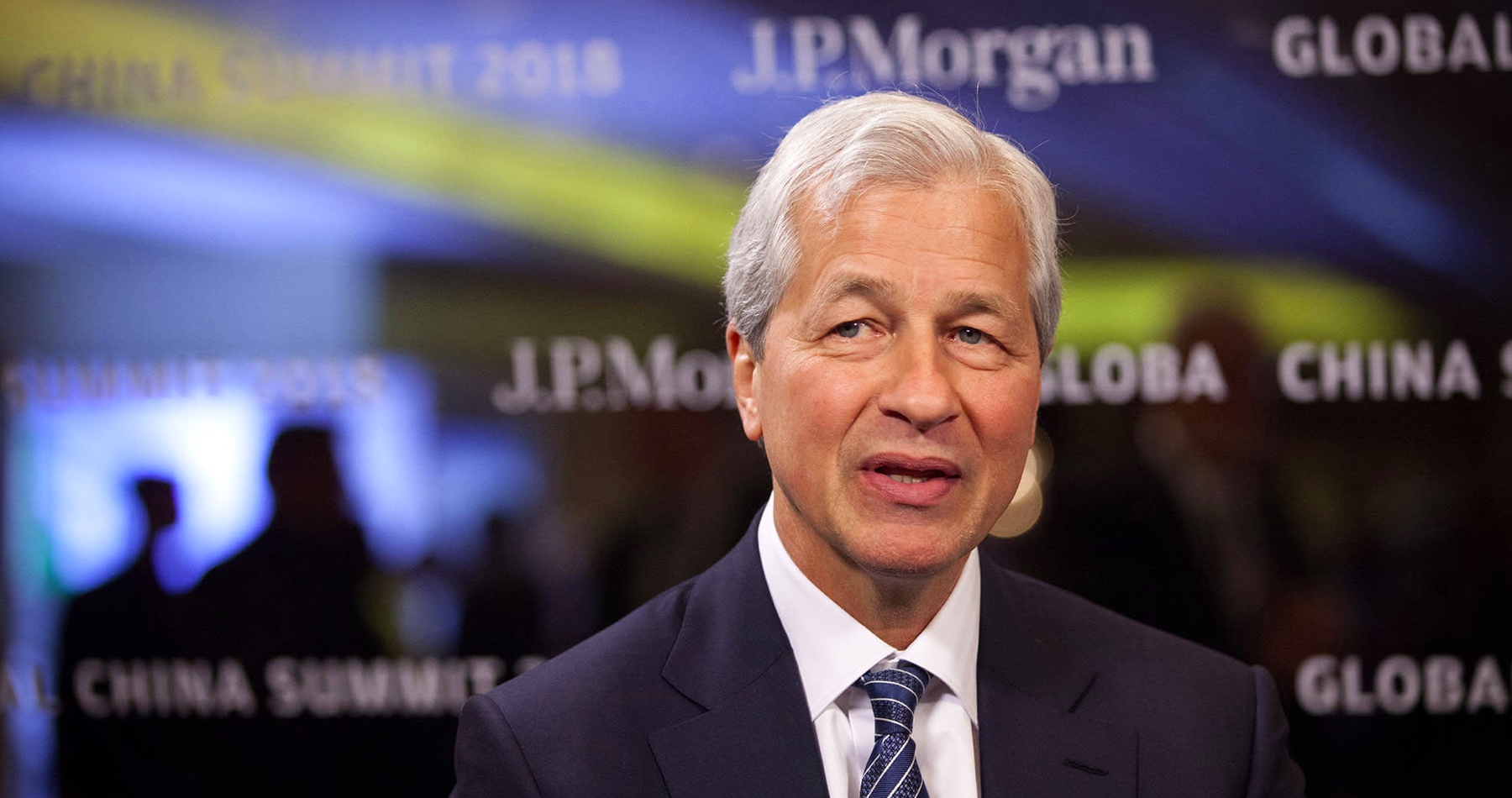 Šéf americkej investičnej giga banky JPMorgan vyhlásil, že Európa má v porovnaní s USA nedostatočnú konkurencieschopnosť. „Prehrávate Európa! Za 10 až 15 rokov ste sa dostali z 90 percent hodnoty amerického hrubého domáceho produktu iba na 65 percent,“ varoval Jamie Dimon
