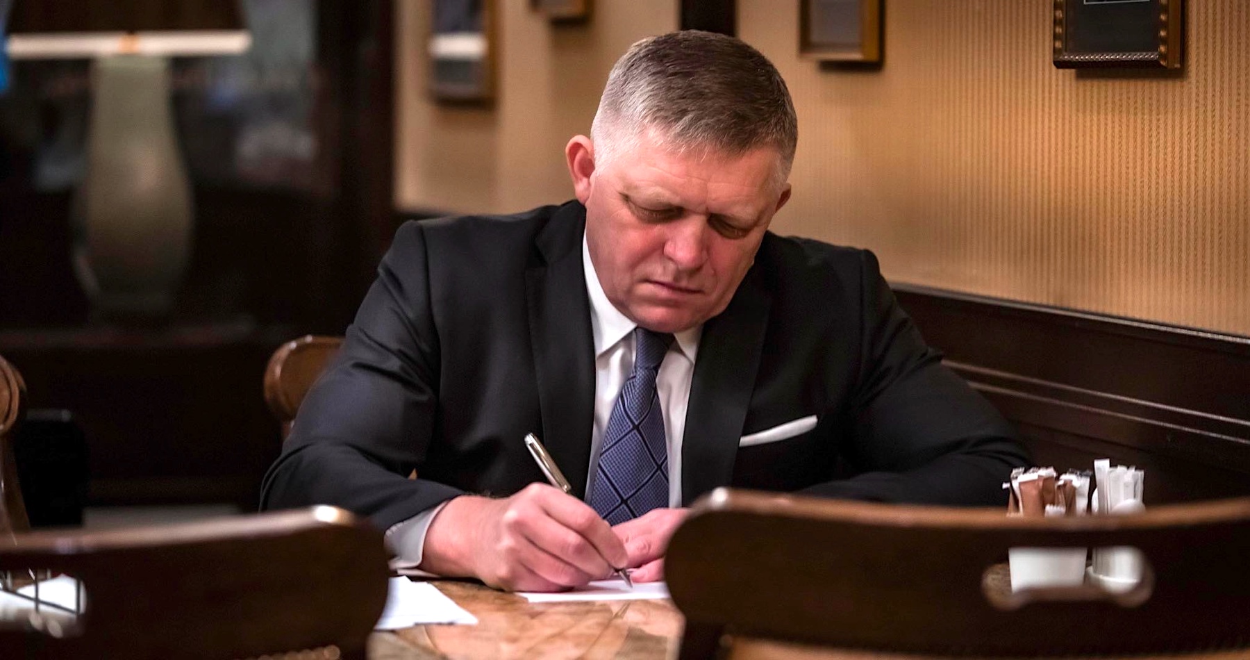 „Pri dodávkach ruského plynu ide o slovenský národno-štátny záujem. Žiadam Vás, aby ste ho rešpektovali,“ napísal Robert Fico v liste svojmu českému náprotivkovi Fialovi, ktorý slovenského premiéra požiadal, aby jeho vláda bez akýchkoľvek podmienok súhlasila s 18. balíkom protiruských sankcií. Pripomenul mu, že „Slovenská republika je demokratická a suverénna krajina“