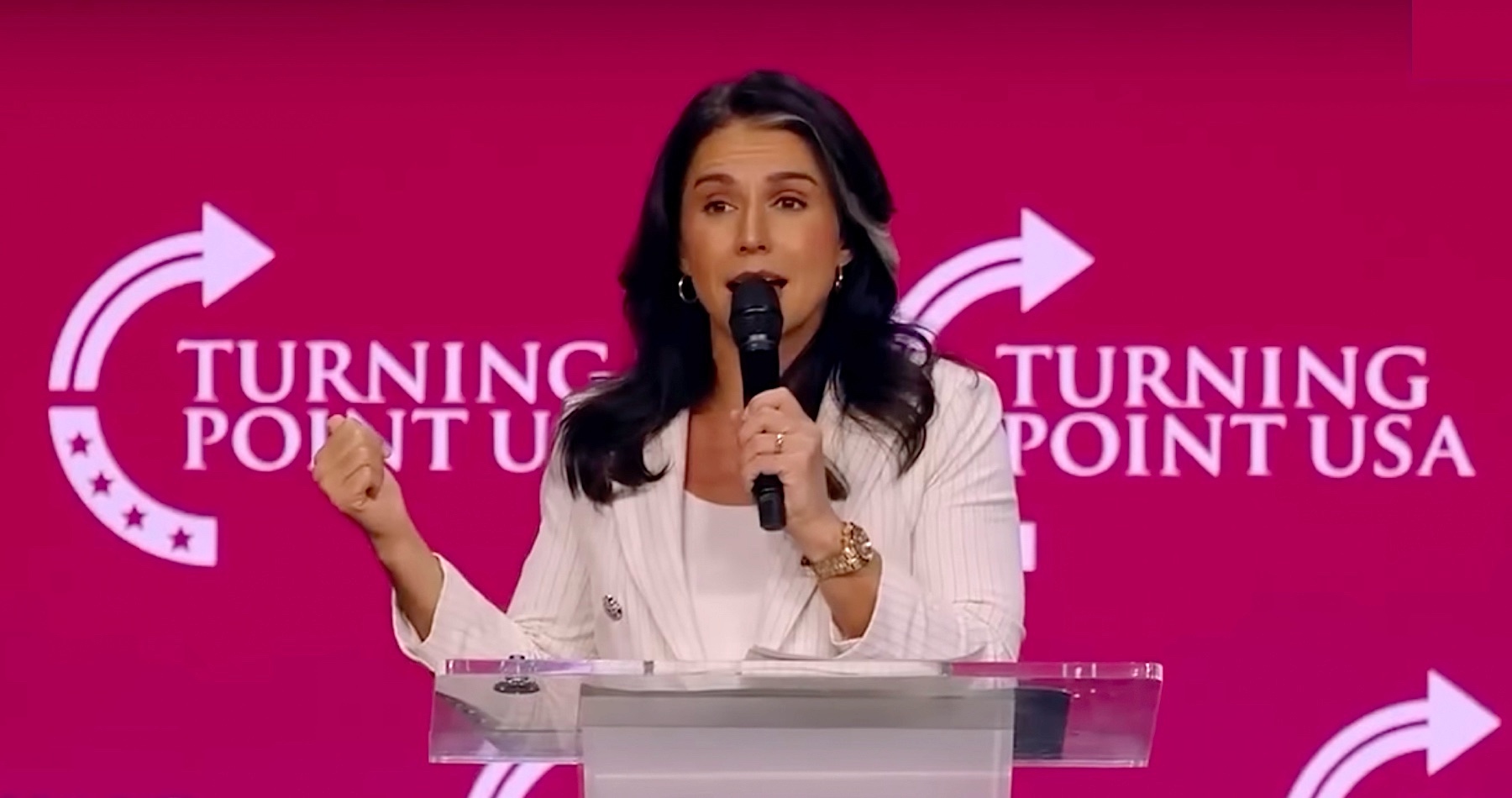 VIDEO: Šéfka amerických tajných služieb Tulsi Gabbardová kritizuje pomalú likvidáciu „Deep state“, ktorý podľa nej bráni realizovať program prezidenta USA Donalda Trumpa. Tvrdí, že „štát v štáte“ a jeho poskokovia sú infiltrovaní v každej americkej federálnej agentúre, v rámci národnej bezpečnosti aj v propagandistických médiách