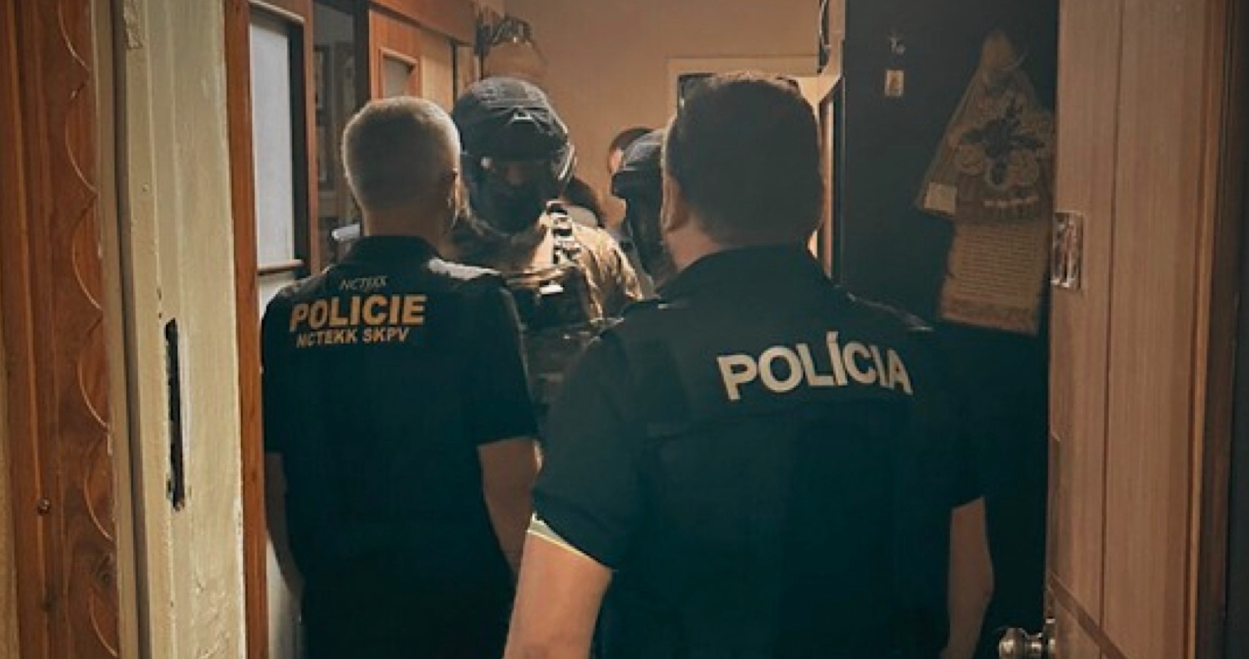 Spoločný tím policajtov zo Slovenska, Česka a Ukrajiny zasahuje v ukrajinskom Dnipre. Ide o súčasť vyšetrovania bombových hrozieb, ktoré boli adresované slovenským a českým školám