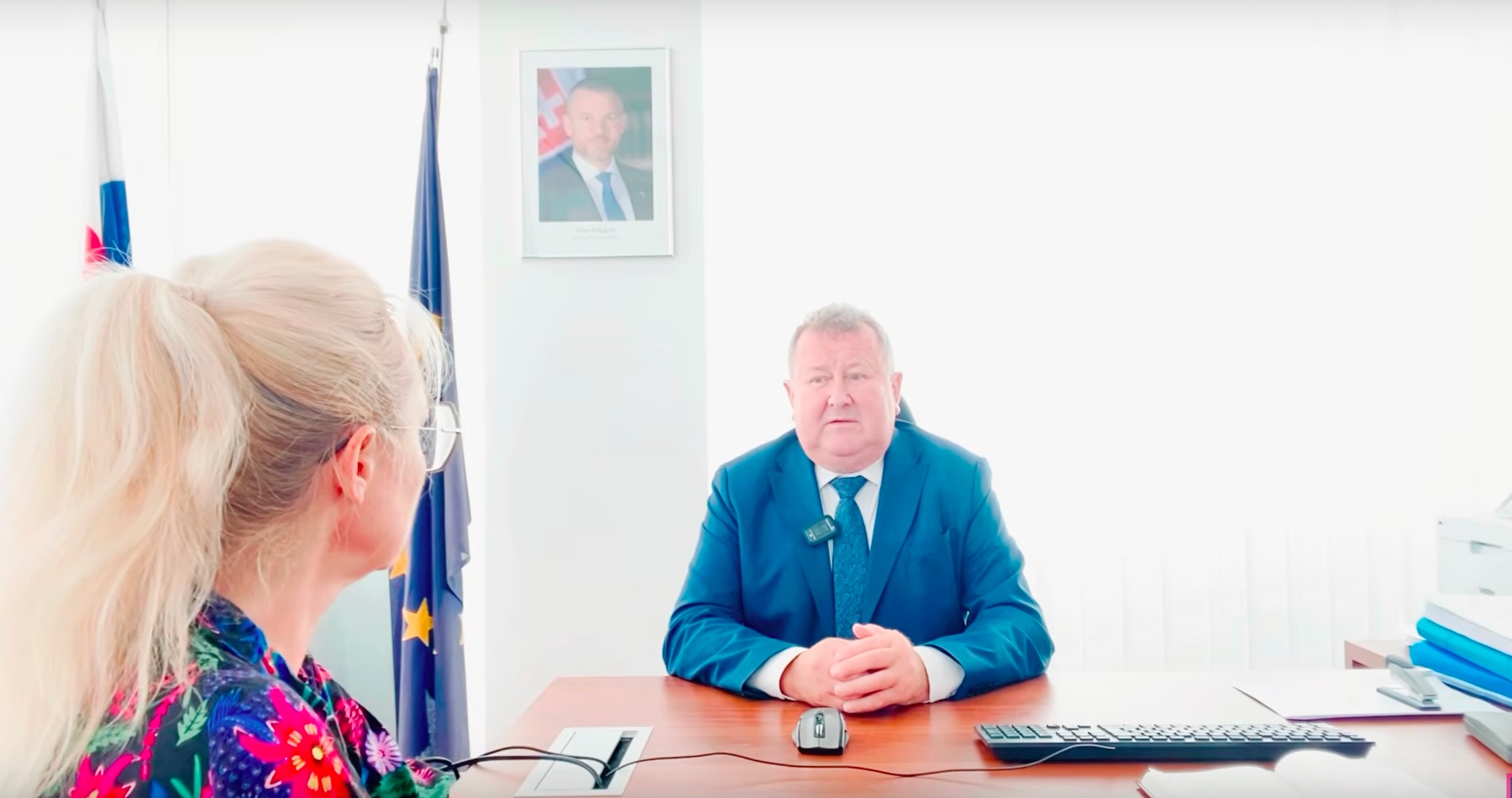 VIDEO: Šéf regulačného úradu Jozef Holjenčík o aktuálnej situácii na trhu s energiami, o nezmyselných nariadeniach a stratégiách EÚ, ktoré poškodzujú slovenský a európsky priemysel, o zníženej konkurencieschopnosti trhu EÚ, o situácii na burze, prognóze cien energií na rok 2026, sankciách voči Rusku, nezmyselnosti dovozu stlačeného plynu, ale aj o astronomickej pokute, ktorú by sme dostali od Gazpromu v prípade vypovedania zmluvy platnej do roku 2034