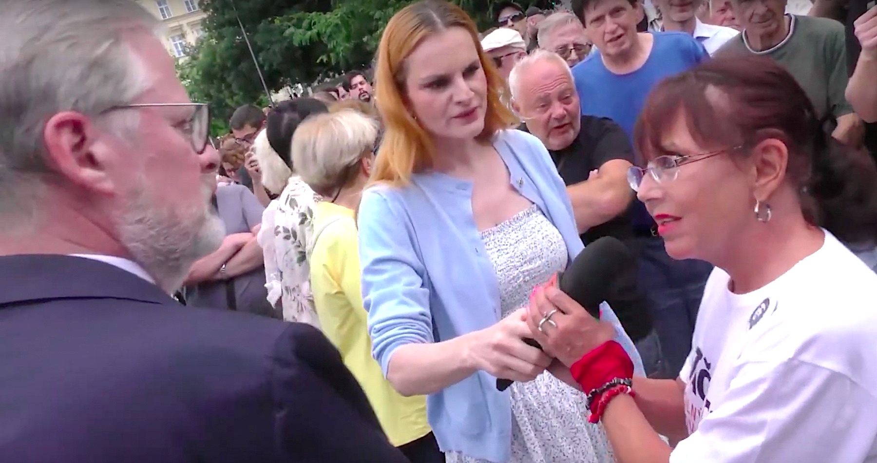 VIDEO: Fiala dostal slovnú nakladačku od svojich odporcov na predvolebnom mítingu v Brne. Žena českému premiérovi vyčítala lži, ktoré sústavne šíri o Ukrajine. Náhle ju však umlčala moderátorka a cenzorka nepohodlných názorov na zhromaždeniach priaznivcov ODS - Iva Pazderková