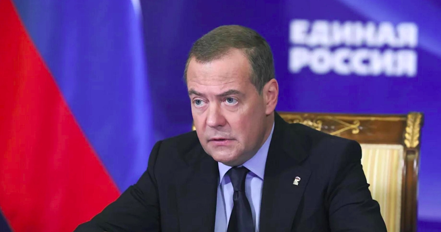 Exprezident Medvedev vyhlásil, že Západ fakticky vedie proti Rusku vojnu a vyzval v tomto ohľade konať aj preventívnymi údermi. Dodal, že Ukrajina sa podobá na nacistické Nemecko a mala by podľa neho prejsť demilitarizáciou, denacifikáciou a demokratizáciou podobne ako povojnové Nemecko