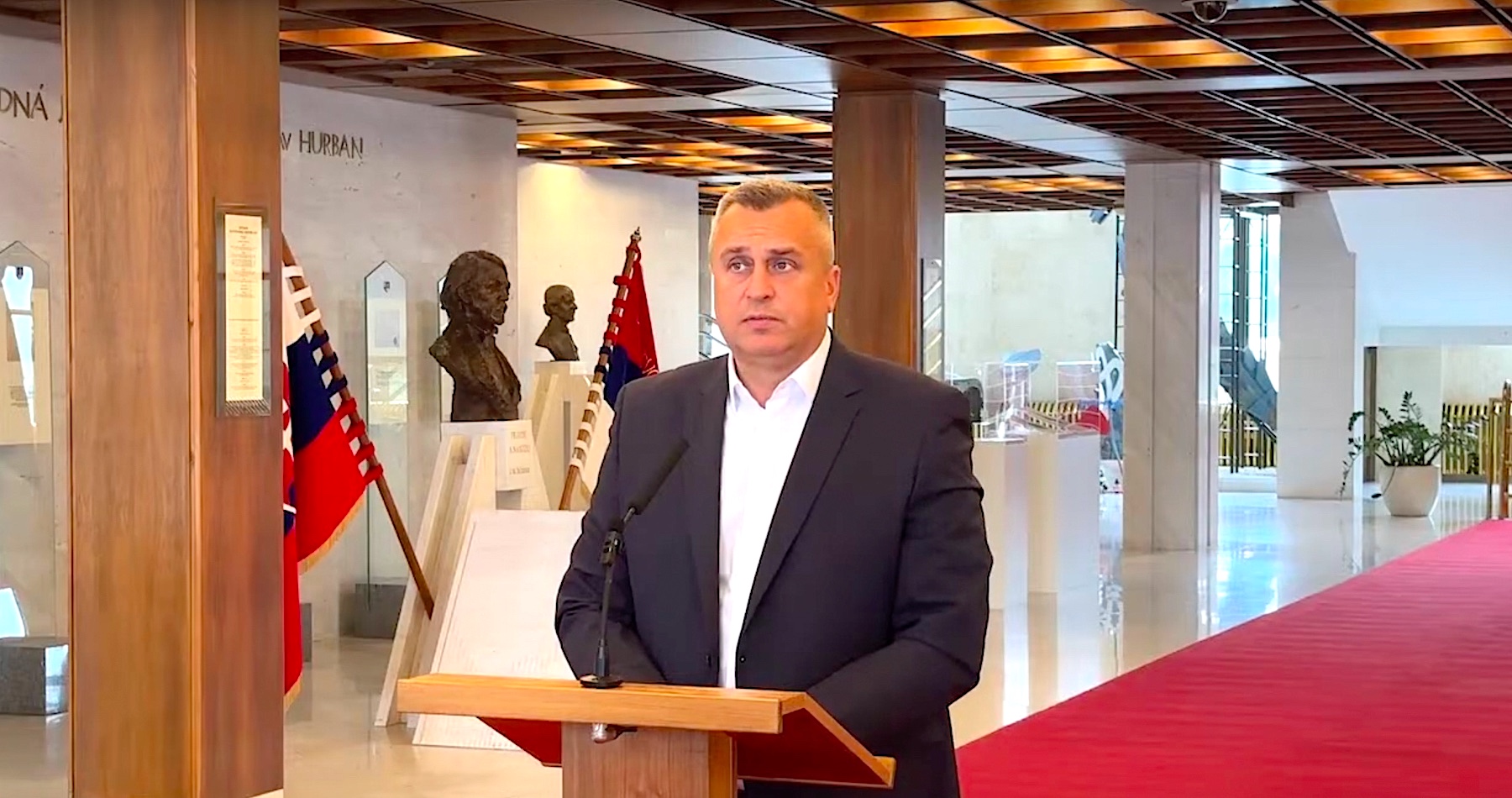 VIDEO: „Slovensko ešte nikdy v histórii nevzdorovalo nátlaku zo strany EÚ tak ako v prípade odmietania 18. balíka protiruských sankcií. Premiéri štátov EÚ sa Robertovi Ficovi dovyhrážali a vykrútil mu ruku. Je to šialená doba. Dúfam, že predseda vlády zverejní, aký obrovský tlak na neho títo ľudia vyvíjali. SNS je ľúto, že prezident Peter Pellegrini nebojoval po jeho boku,“ vyhlásil Andrej Danko v reakci na nedobrovoľný súhlas Slovenska s protiruskými sankciami, keď predstavitelia štátov EÚ vyvíjali nenormálny nátlak na slovenského premiéra