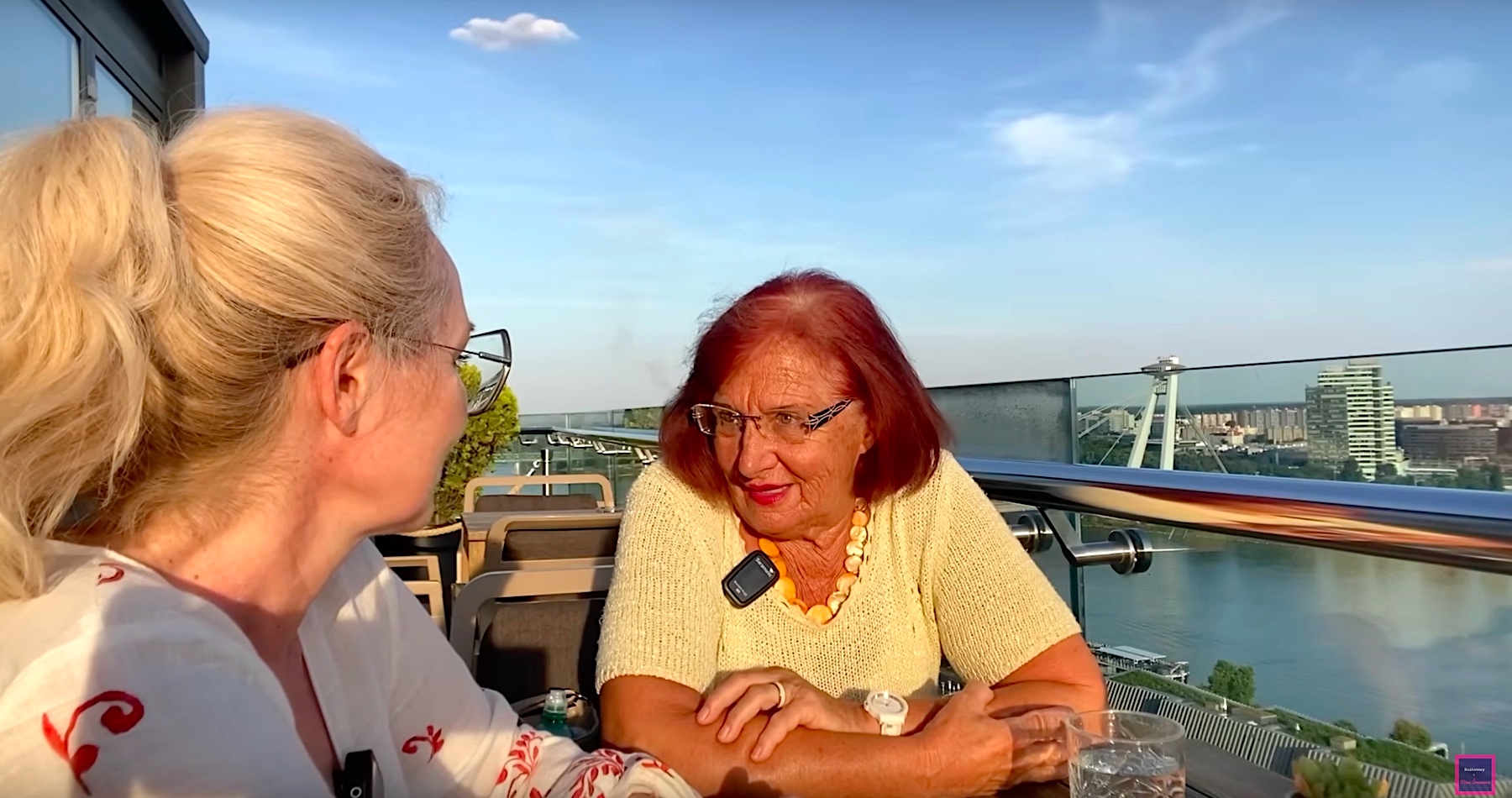 VIDEO: Novinárka Jana Miklovičová o živote slovenskej hudobnej legendy - Karola Duchoňa - stvárnenom v novom filme, o tom, čo snímke podľa nej chýbalo a čoho v nej bolo naopak priveľa, o realite (ne)prispôsobovania sa režimu v každej dobe a v každej práci, o umeleckom výkone herca Vladislava Plevčíka, ktorý speváka hral, o scénach, kamere, strihu, dejovej línii a majstrovstve maskérov, ale aj o vlastných zásluhách pri umiestnení busty Alexandra Dubčeka v talianskom meste Bologna, aj o politickej situácii, sklamaných voličoch vládnej  koalície a vojenskom výcviku do Národných obranných síl
