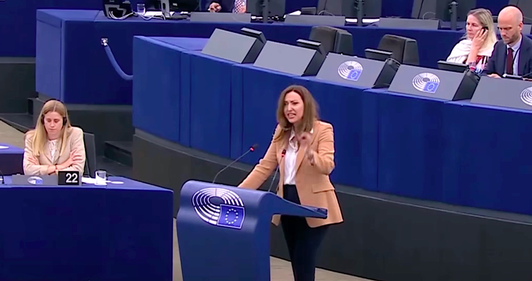 VIDEO: Rakúska europoslankyňa sa progresívnych liberálov pýtala, či ich predstava o demokracii je hoaxmi, ohováraním a urážkami sústavne útočiť proti Maďarsku za vlasteneckú politiku Orbánovej vlády a pripomenula im, že sú to práve oni, kto v EÚ ohrozuje slobodu demokraciu 