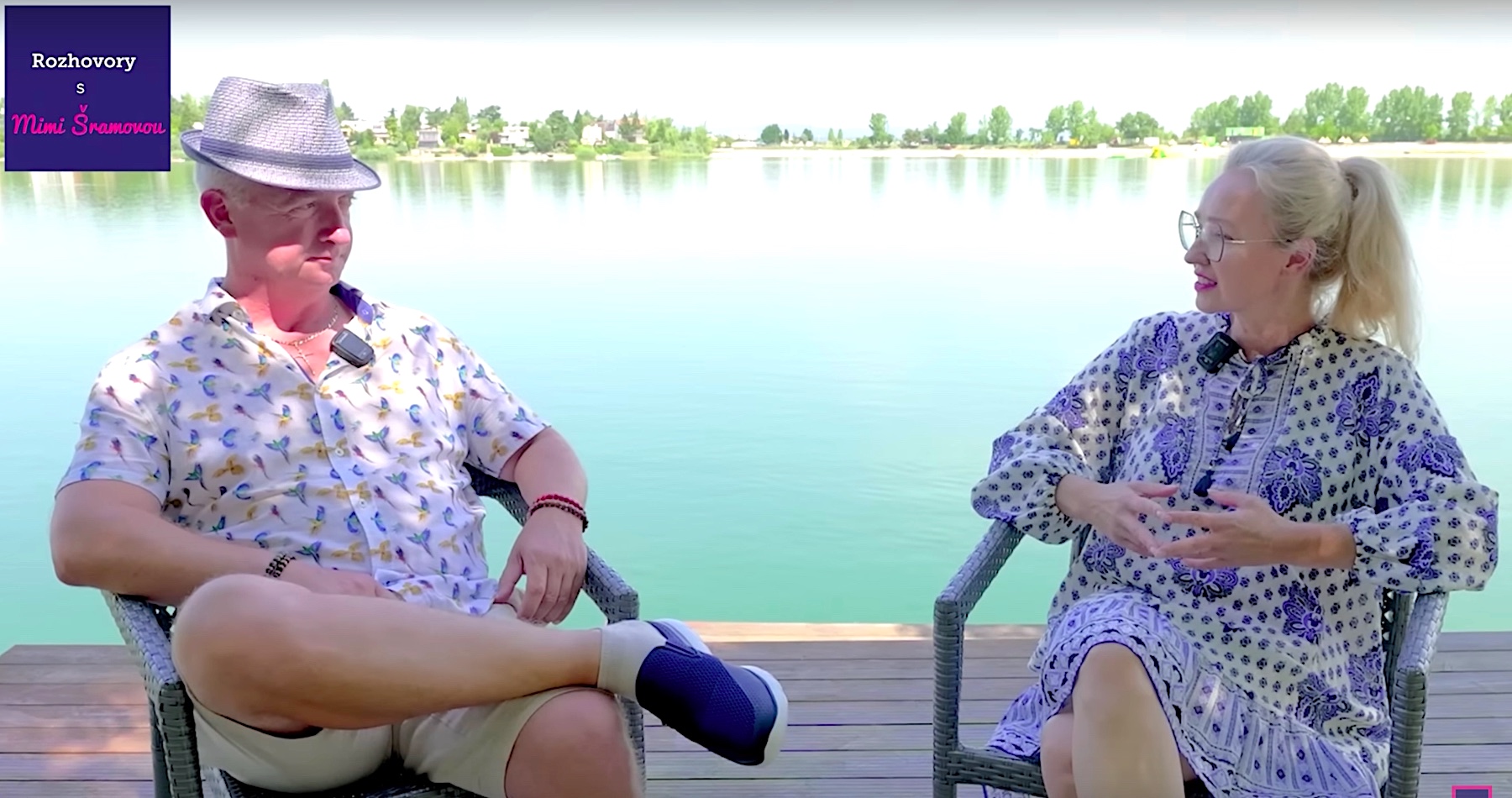 VIDEO: Humorista Števo Hruštinec o ideologickom rozdeľovaní spoločnosti politikmi, o nevídanej občianskej polarizácii, ktorú okrem politikov ešte viac zveličujú médiá a vyhrocujú u ľudí vášne, o sústavných klamstvách a pretvárke, ktoré naštrbujú dôveru verejnosti v inštitúcie, štát a masovokomunikačné prostriedky, o tom, že čelní predstavitelia štátu, rozhodujúci o zásadných otázkach, nemajú dostatočnú sebareflexiu, aby prehodnotili konania negatívne vnímané Slovákmi, ale aj o nebezpečenstve, keď sa obklopujú pritakávačmi namiesto načúvaniu objektívnej kritiky, o ich rozhodovaní systémom „o nás bez nás“ a tiež o tom, že premiér Robert Fico nemá v súčasnosti na slovenskej politickej scéne konkurenciu