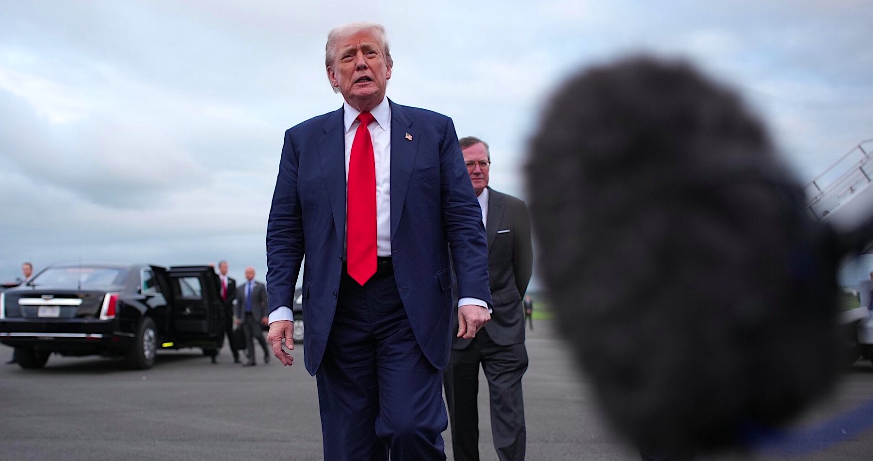 VIDEO: Donald Trump vyzval Európu zastaviť „strašnú inváziu“ migrantov, ktorá podľa neho náš kontinent zabíja. Varoval aj pred nebezpečenstvom, ktoré pre ľudí a prírodu predstavujú veterné turbíny. Americký prezident očakáva, že USA budú čoskoro s Ruskom rokovať o možnostiach jadrového odzbrojenia