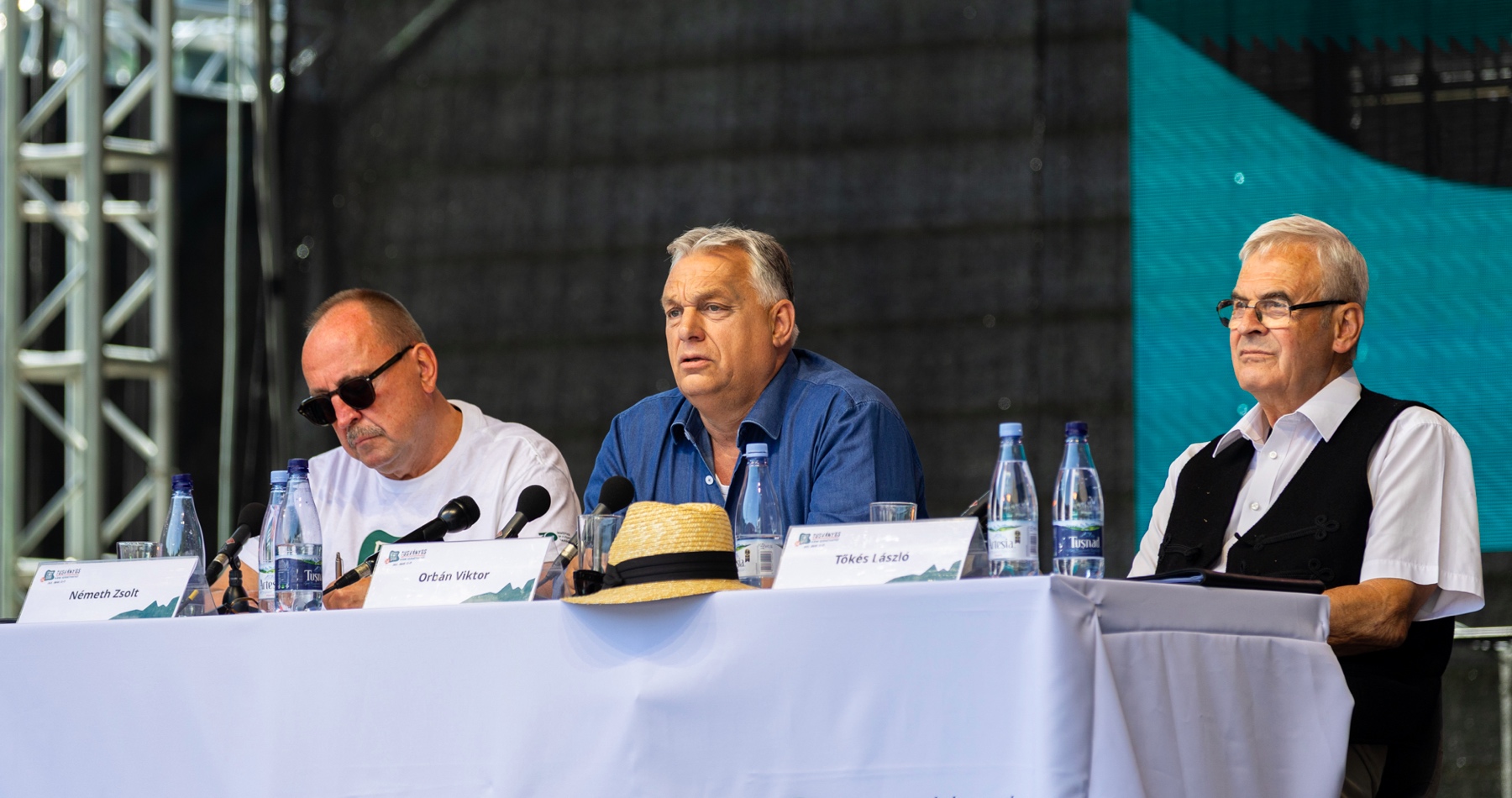 VIDEO: Európa podľa Viktora Orbána už viac nie je mierovým projektom a varoval pred pretrvávajúcim rizikom vypuknutia tretej svetovej vojny. Maďarsko podľa neho musí vytvárať mierové aliancie, ako sa tomu darí v prípade spolupráce jeho krajiny so Srbskom a Slovenskom. Dodal, že EÚ ako jediné mocenské centrum vo svete nemá dobré vzťahy s Maďarskom a vyzdvihol význam Ruska, Číny a USA pri prebiehajúcej transformácii sveta