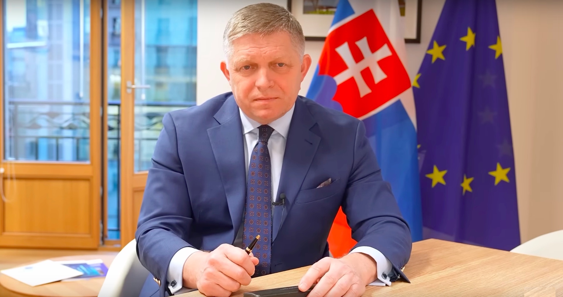 VIDEO: Premiér Robert Fico má pocit, že niektorých európskych lídrov unavuje 80 rokov mieru v Európe. Zbrojárske firmy si podľa neho, rovnako ako farmaceutické firmy, plnia vrecká peniazmi. Dodal, že s prípravami ísť do vojny s Ruskom ako jadrovou mocnosťou nechce mať nič spoločné. Citoval tiež šokujúce vyjadrenia predseda radikálno-extrémistickej strany Demokrati Jaroslava Naďa, že po voľbách plánuje „pozatvárať proruskú svoloč“ a komentoval aj plán výstavby novej jadrovej elektrárne v spolupráci s americkou spoločnosťou Westinghouse 