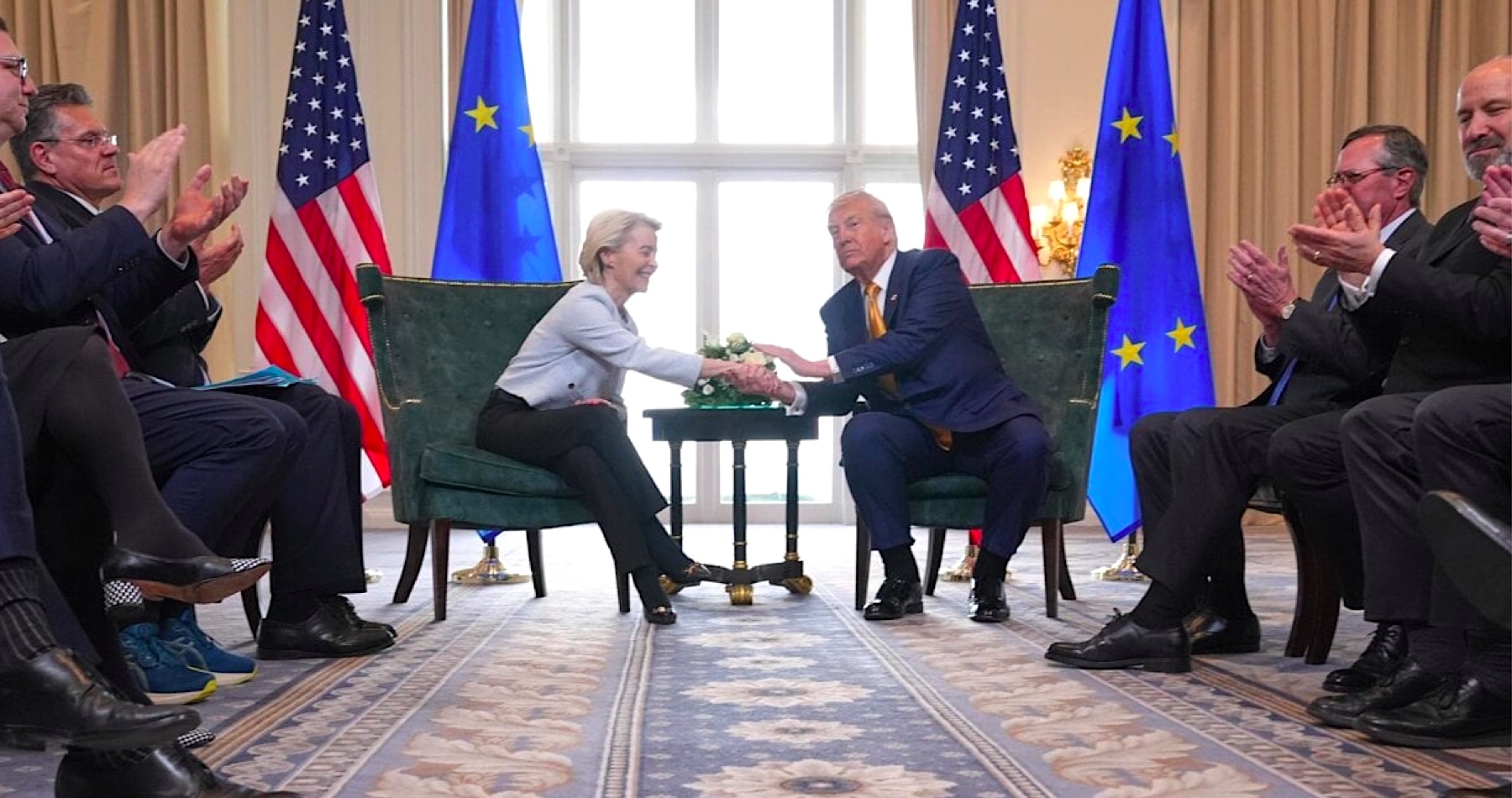 Donald Trump po rokovaní s Ursulou von der Leyenovou oznámil, že USA uzavreli s EÚ obchodnú dohodu. Jej súčasťou budú 15-percentné clá na dovoz tovaru z Európskej únie do Spojených štátov, ktoré sa budú vzťahovať aj na automobily