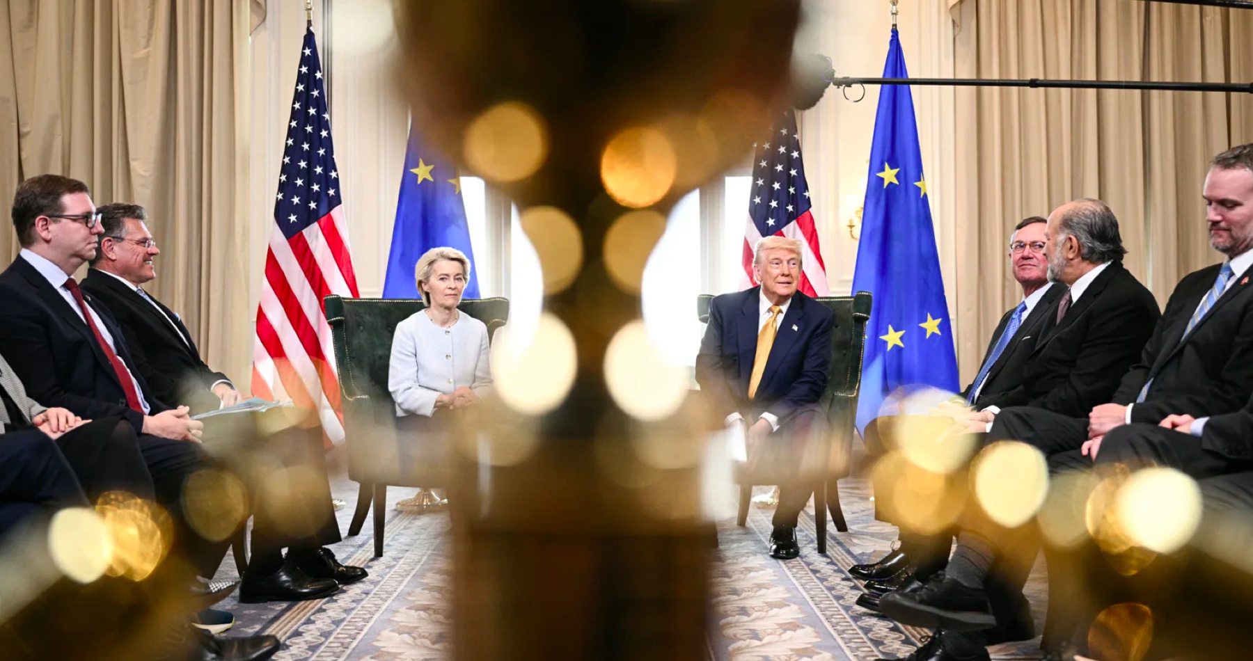 VIDEO: Bizarní obchodní dohoda mezi Donaldem Trumpem a vrchní euronacistkou Ursulou von der Leyenovou povede nejen k prohloubení deindustrializace EU, ale může položit i evropský maloobchod. Americký preident totiž donutil “Eurosojuz” k dojení vlastní krve, když si vynutil nulové clo na většinu amerického zboží dováženého do EU