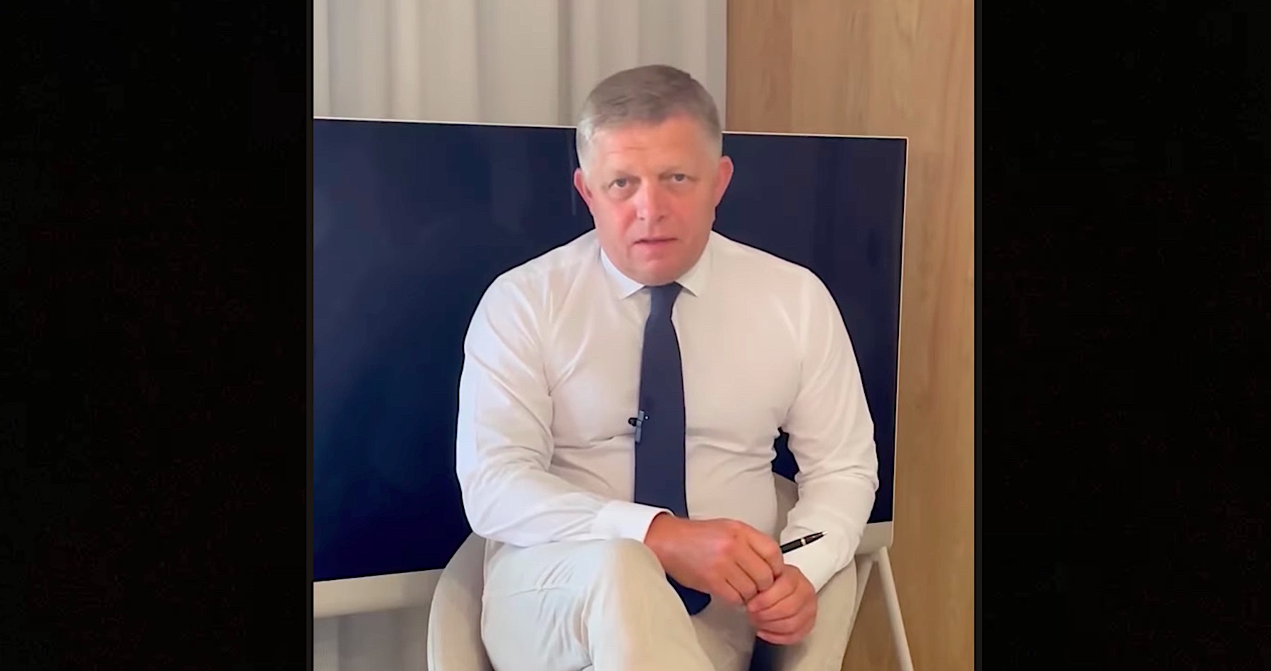 VIDEO: „Britská vláda ovplyvňovala voľby na Slovensku v prospech Progresívneho Slovenska a na tento účel tajne riadila a platila známe tváre, aktivistov a novinárov,“ vyhlásil premiér Robert Fico a vyzval občanov, aby informáciu o tejto zrade šírili všade, kde len môžu. Zoznam agentov vykonávajúcich špinavú robotu pre cudziu veľmoc bude podľa neho veľmi zaujímavý