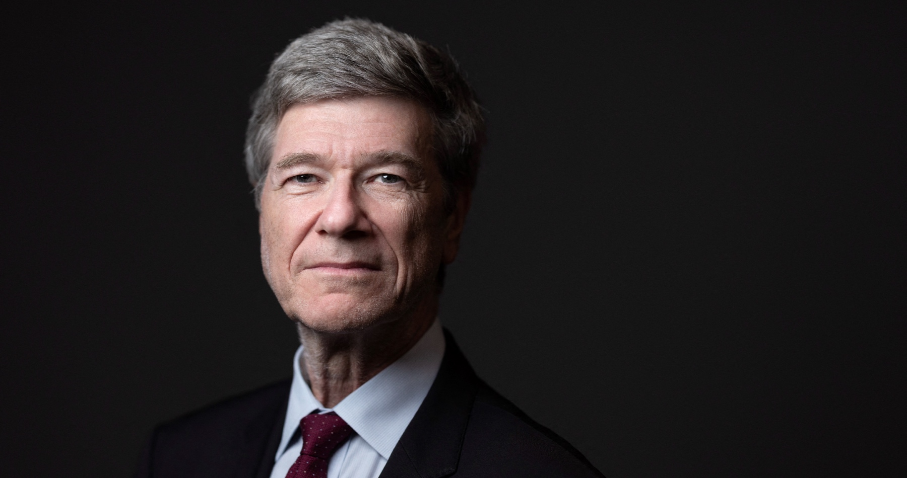 Jeffrey Sachs: „Donald Trump je slabý prezident, nemá  jasný cieľ, ani silu vízie, aby dokázal vzdorovať Deep state. Slovensko by malo o vojne na Ukrajine hovoriť pravdu a trvať na priamej diplomacii EÚ s Ruskom“