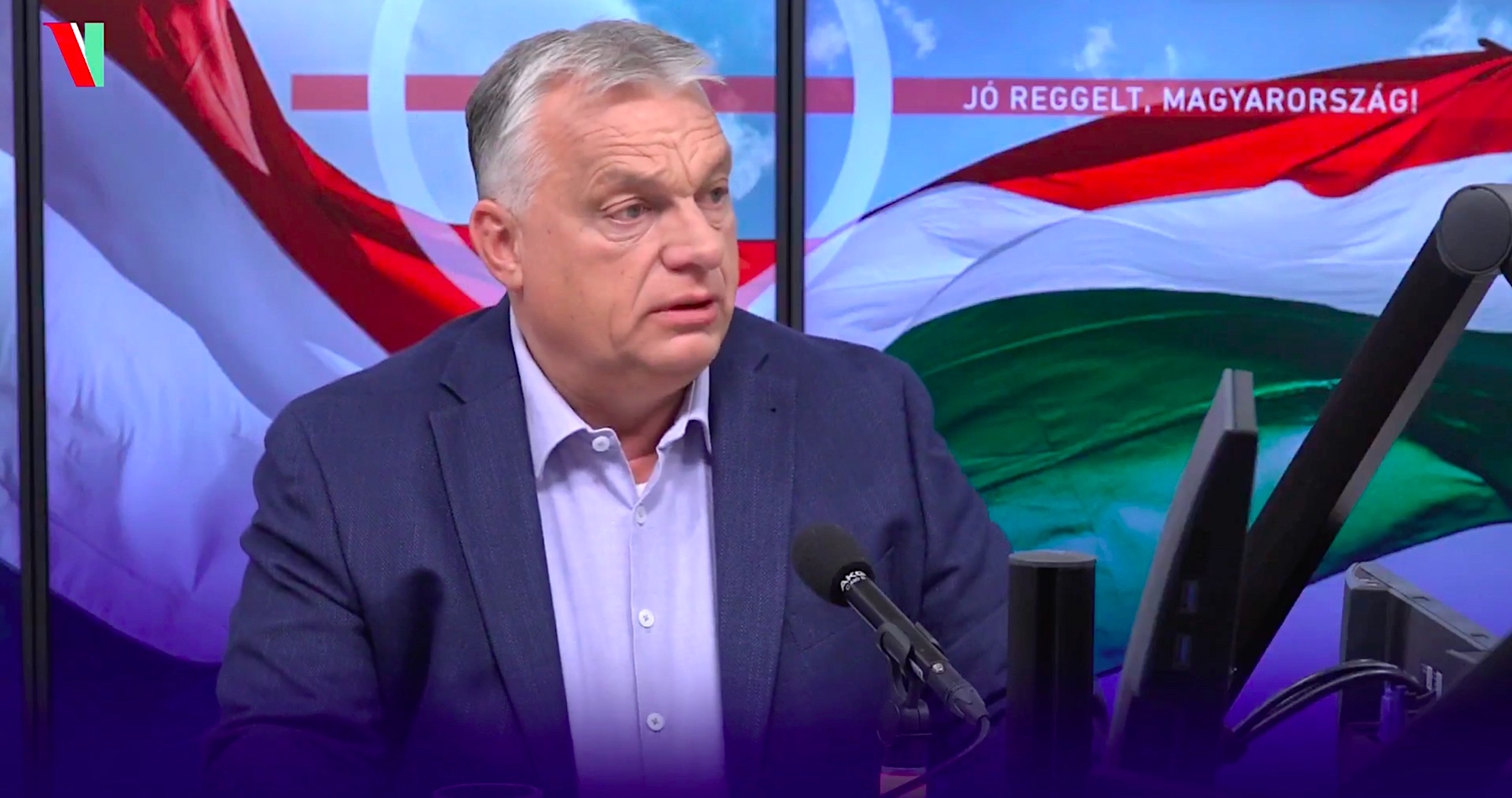 VIDEO: „Lídri EÚ sú slabí, smiešni a nemajú žiadnu moc, pokiaľ ide o rokovania,“ vyhlásil maďarský premiér Viktor Orbán, ktorý ostro kritizoval colnú dohodu medzi USA a Európskou úniou. „Toto je hrozná ekonomická dohoda, je to ekonomický vlastný gól,“ skonštatoval. Pripomenul, že tajná dohoda o dodávkach zbraní Ukrajine spočíva v tom, že Američania dajú Ukrajincom zbrane, za ktoré však zaplatia všetci Európania