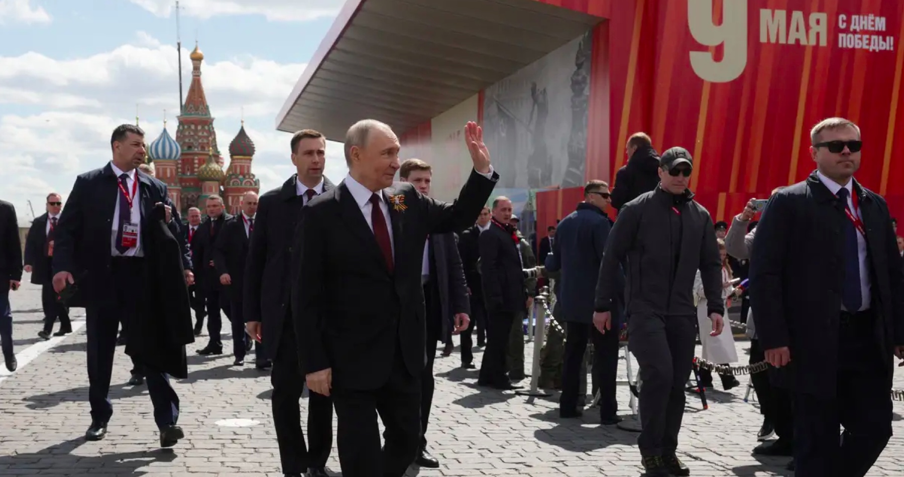 VIDEO: Vladimir Putin pod ochranou záhadného systému. Jeho telesný strážca niesol futuristickú zbraň