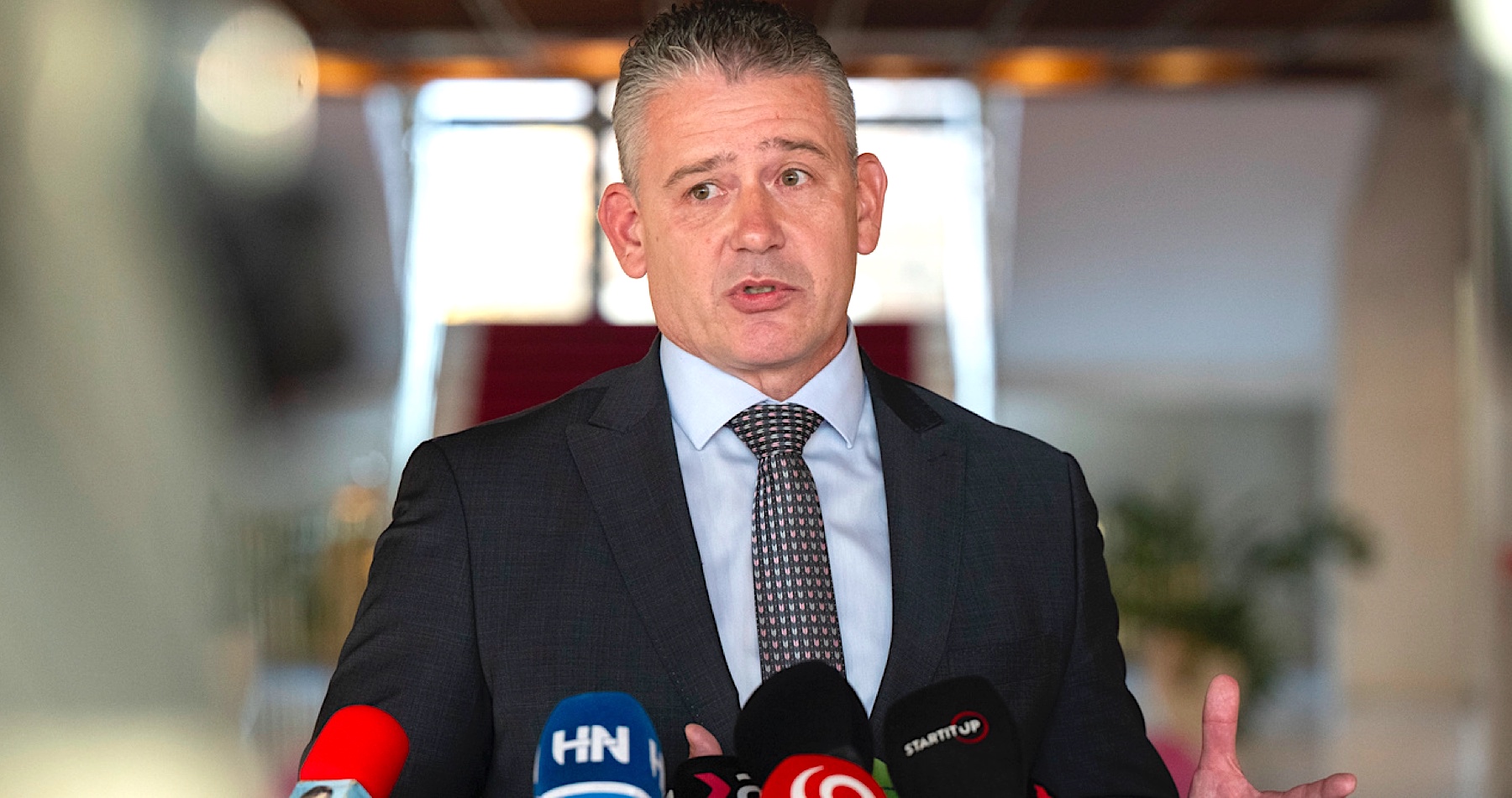Exminister vnútra Mikulec odporúča premiérovi Ficovi, šéfovi policajnej inšpekcie Zurianovi a jemu podriadenému vyšetrovateľov utiecť do Bielorusku a označil ich za potkanov. Reagoval tak na kauzu bývalého vyšetrovateľa NAKA Mateja Vargu, ktorého obvinili z trestného činu sabotáže, pretože mal v roku 2022 zneužitím funkcie pripraviť rozpracovanie generálneho prokurátora Maroša Žilinku a jeho prvého námestníka bez relevantných podkladov, ktoré by preukazovali ich podozrenie z trestnej činnosti