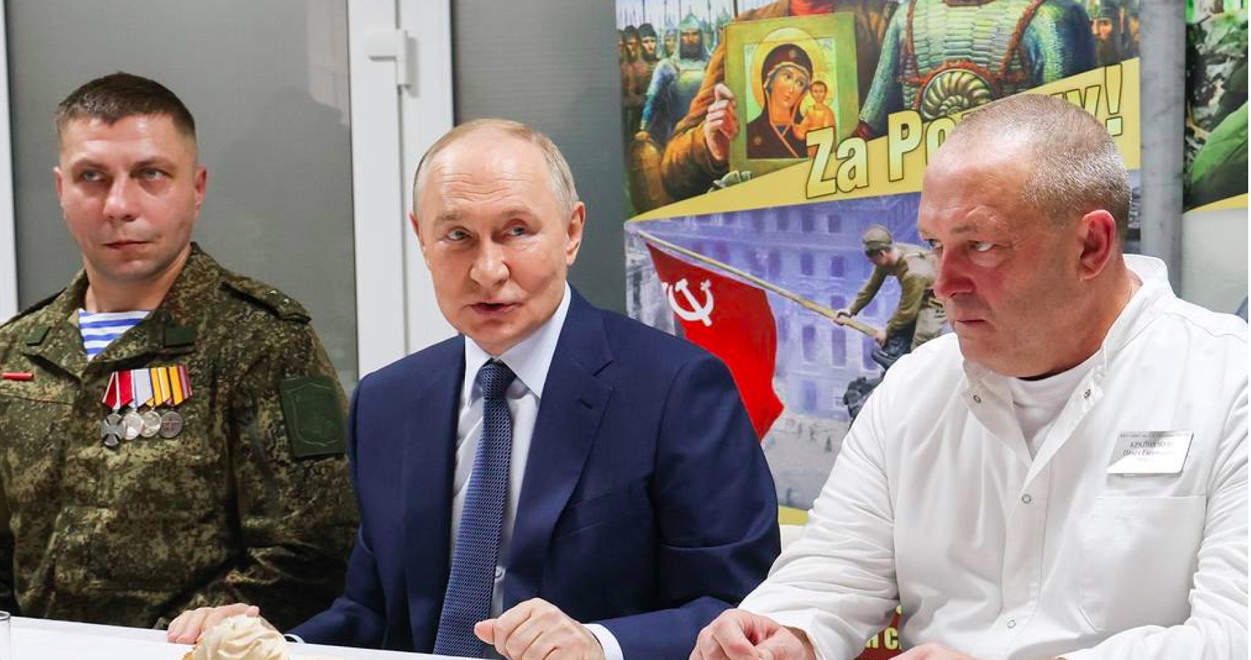 VIDEO: Rusko úspešne otestovalo nové podmorské supertorpédo Poseidon, ktoré funguje na jadrový pohon a je schopné vyvolať rádioaktívne vlny cunami.  „Vo svete nie je nič podobné, je nepravdepodobné, že by sa v blízkej budúcnosti objavili konkurenti, a neexistujú žiadne metódy na jeho zachytenie,“ uviedol Vladimir Putin