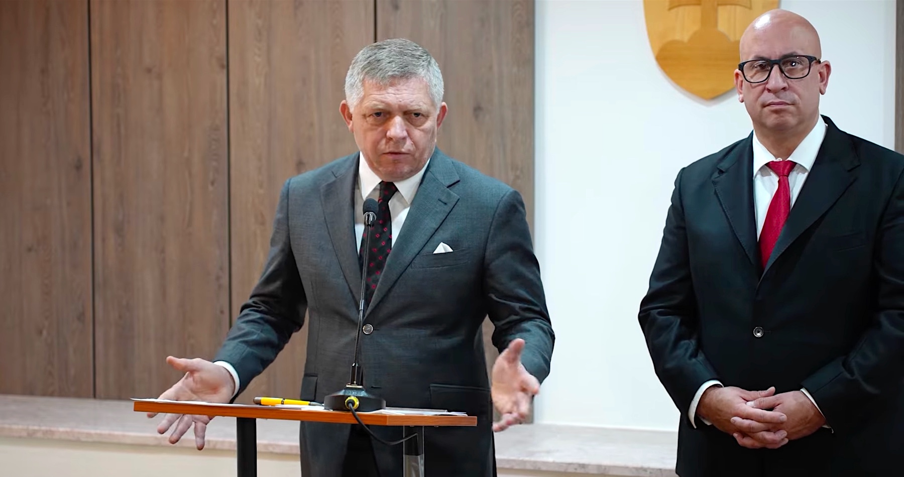 VIDEO: Premiér Robert Fico vyhlásil, že nepodpíše garancie na vojenské financovanie Ukrajiny. Hovoril tiež o paralelnom vnímaní reality zo strany bratislavskej kaviarne, ktoré je podľa neho odlišné od slovenskej reality, nízkej úrovni nezamestnanosti, vysokom ratingu Slovenskej republiky. Opozíciu a a protivládnej médiá vyzval, aby prestali úmyselne škodiť Slovensku, ako to priznal Šimečka