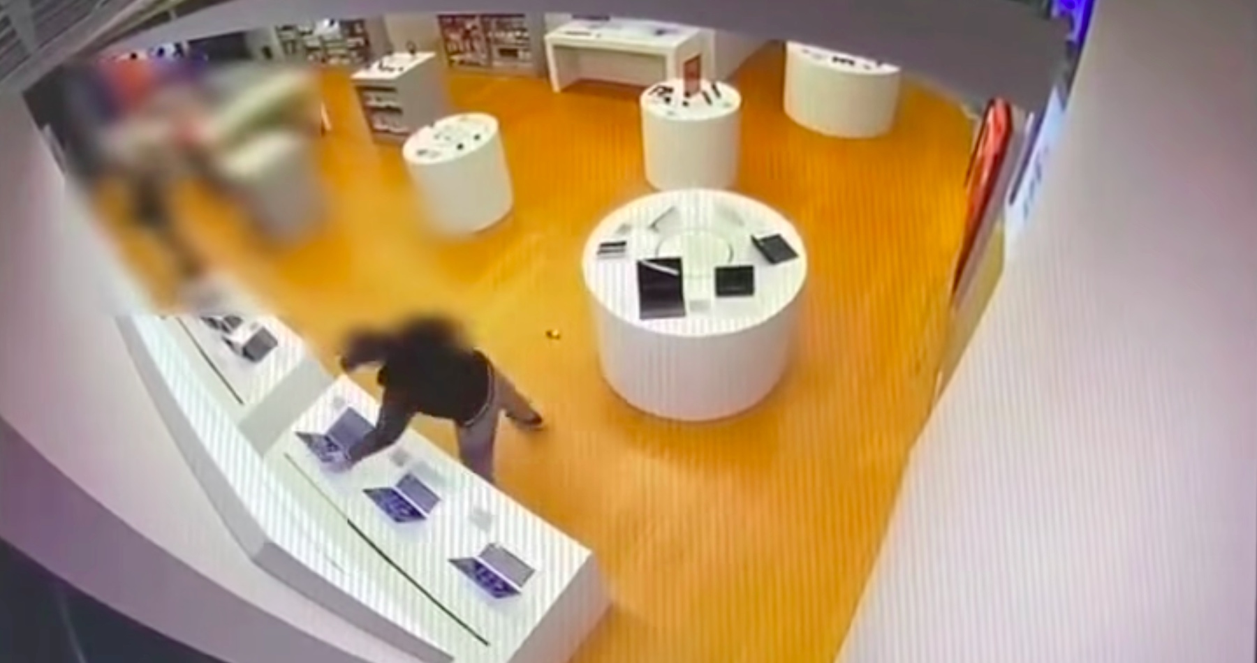 VIDEO: Rozzúrený Ukrajinec v bratislavskom nákupnom centre zničil vystavený počítač a šmaril ho o zem